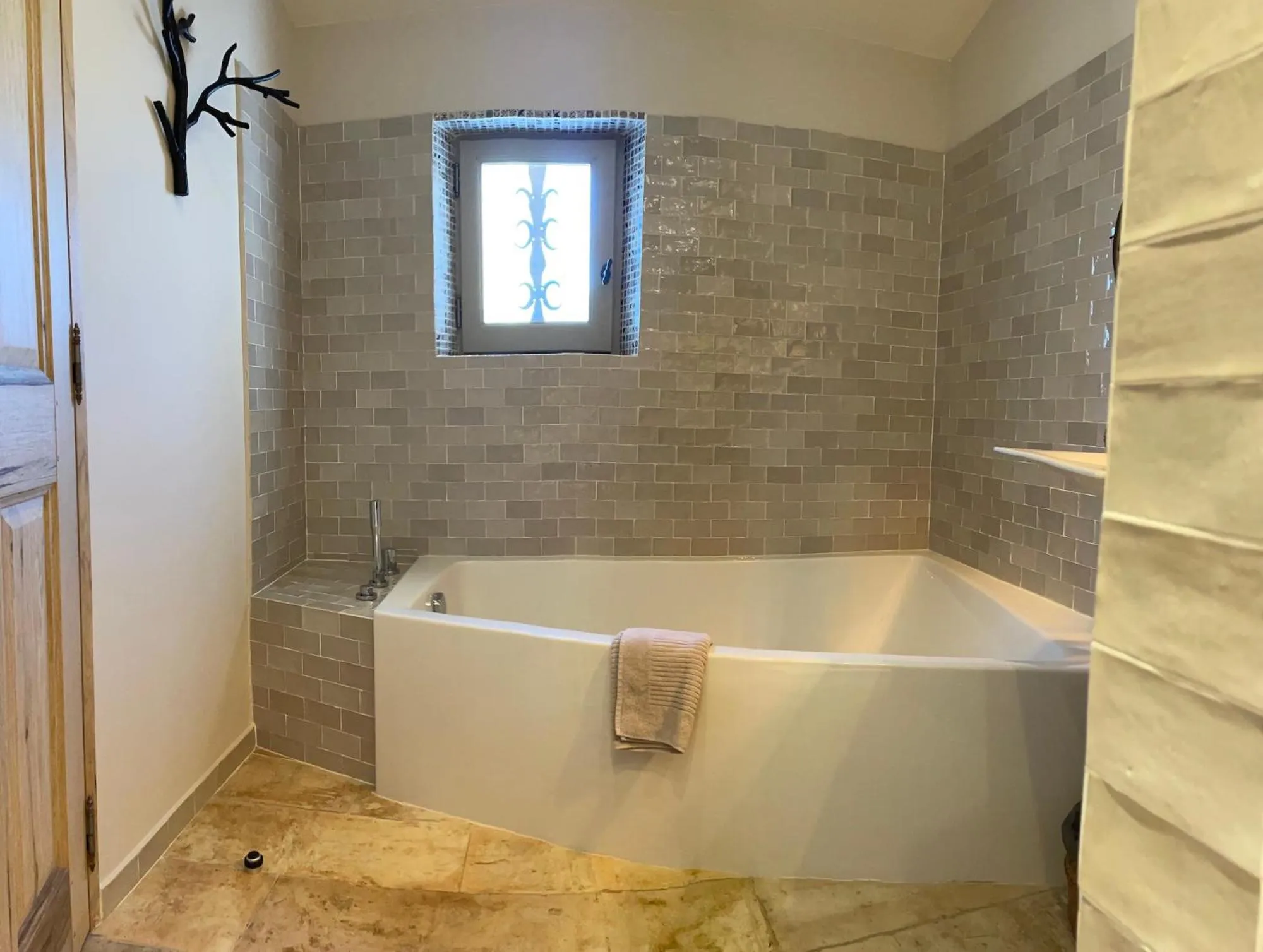 Deluxe Double Room with Bath in Mas du Couvin, maison d'hôtes en Camargue