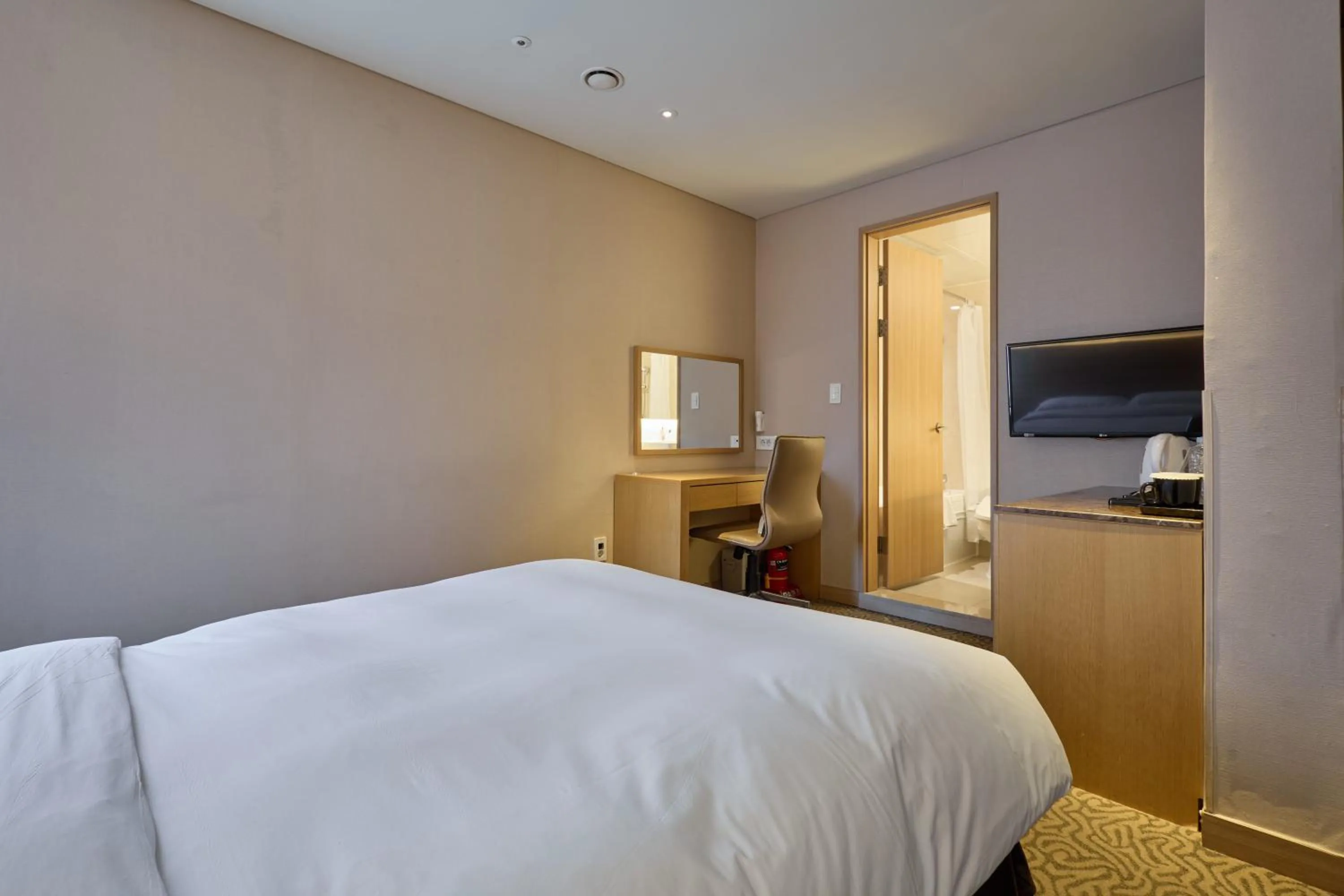 Photo of the whole room, Bed in Summit Hotel Seoul Dongdaemun