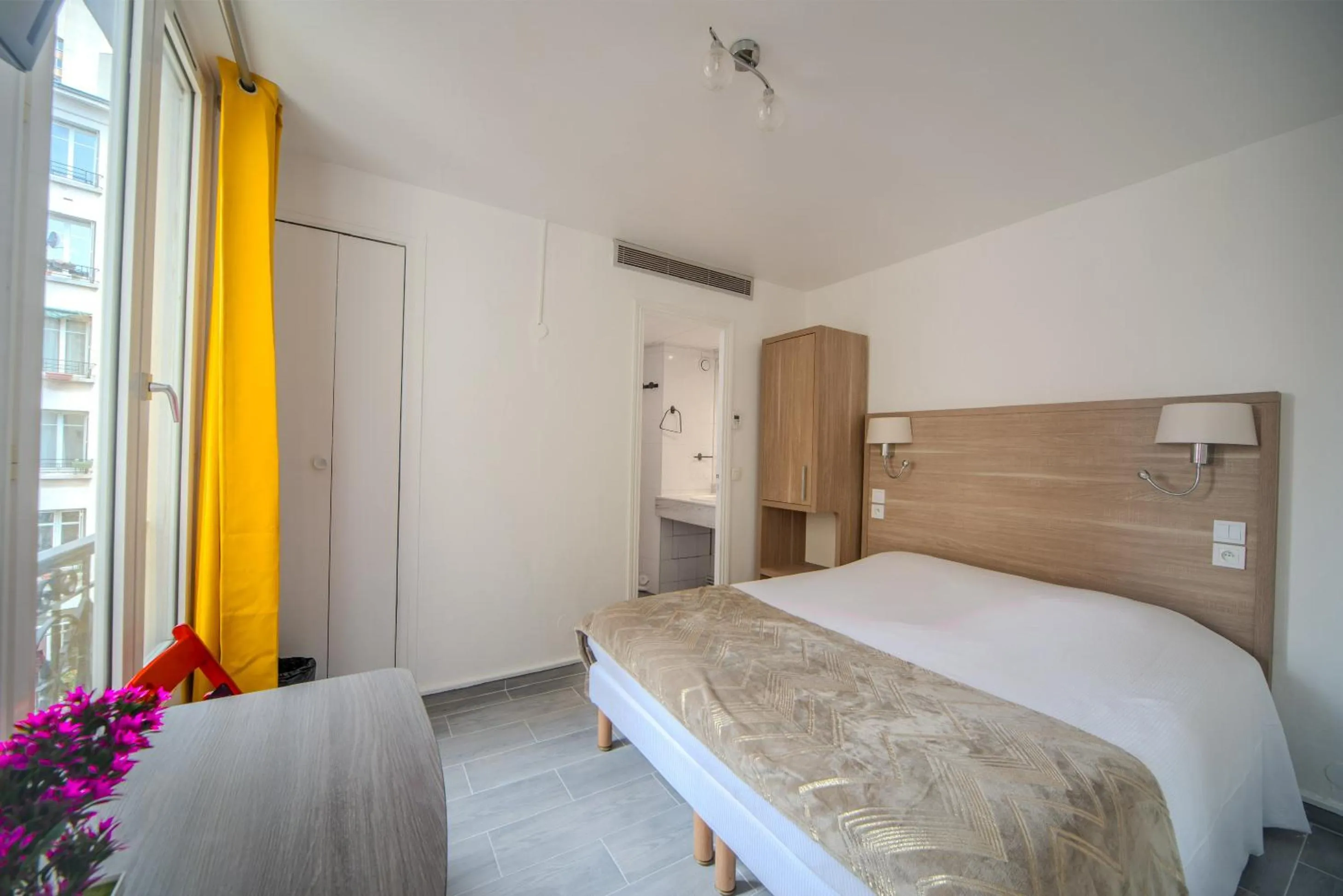 Bed in City Inn Paris