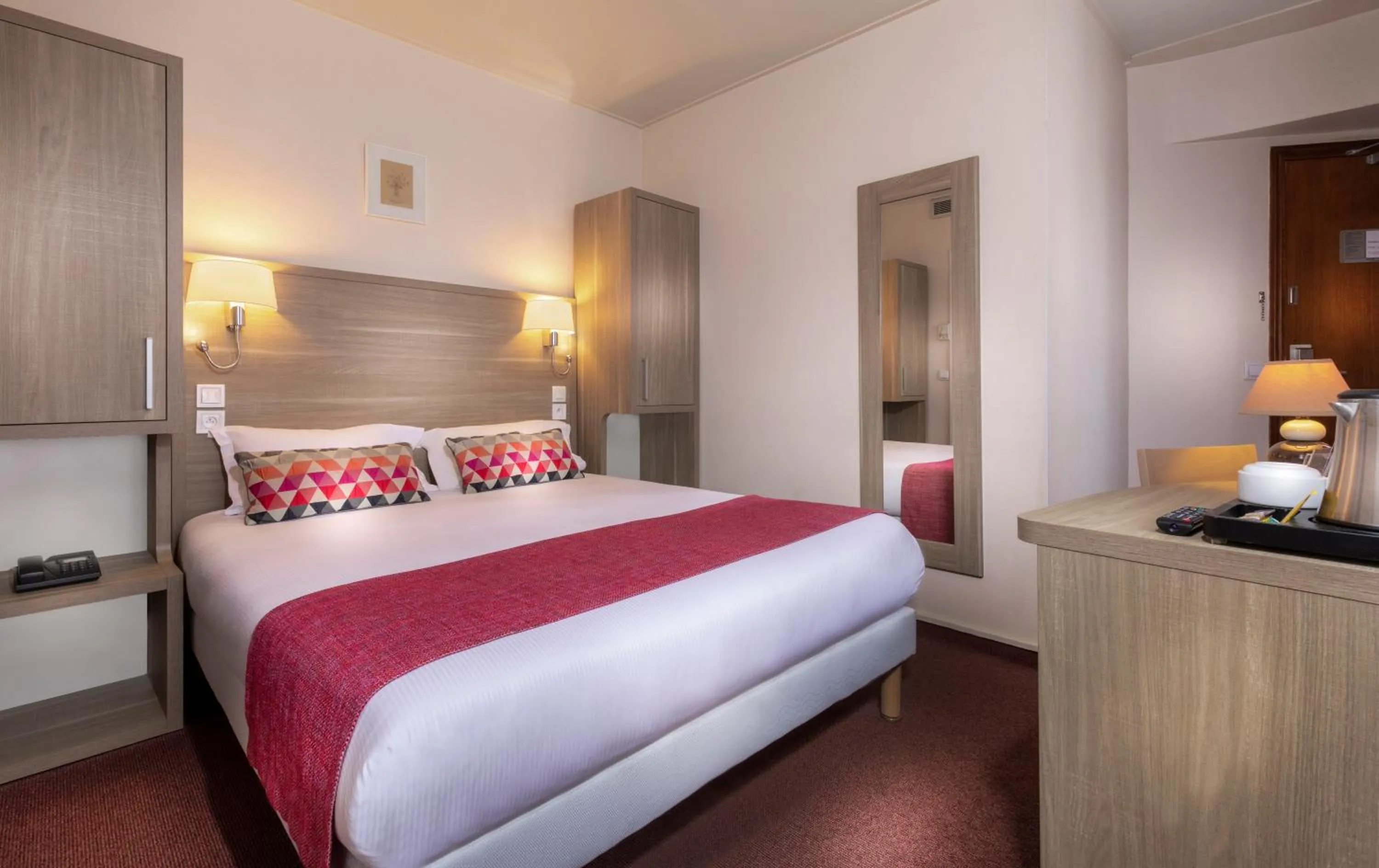 Bed in City Inn Paris