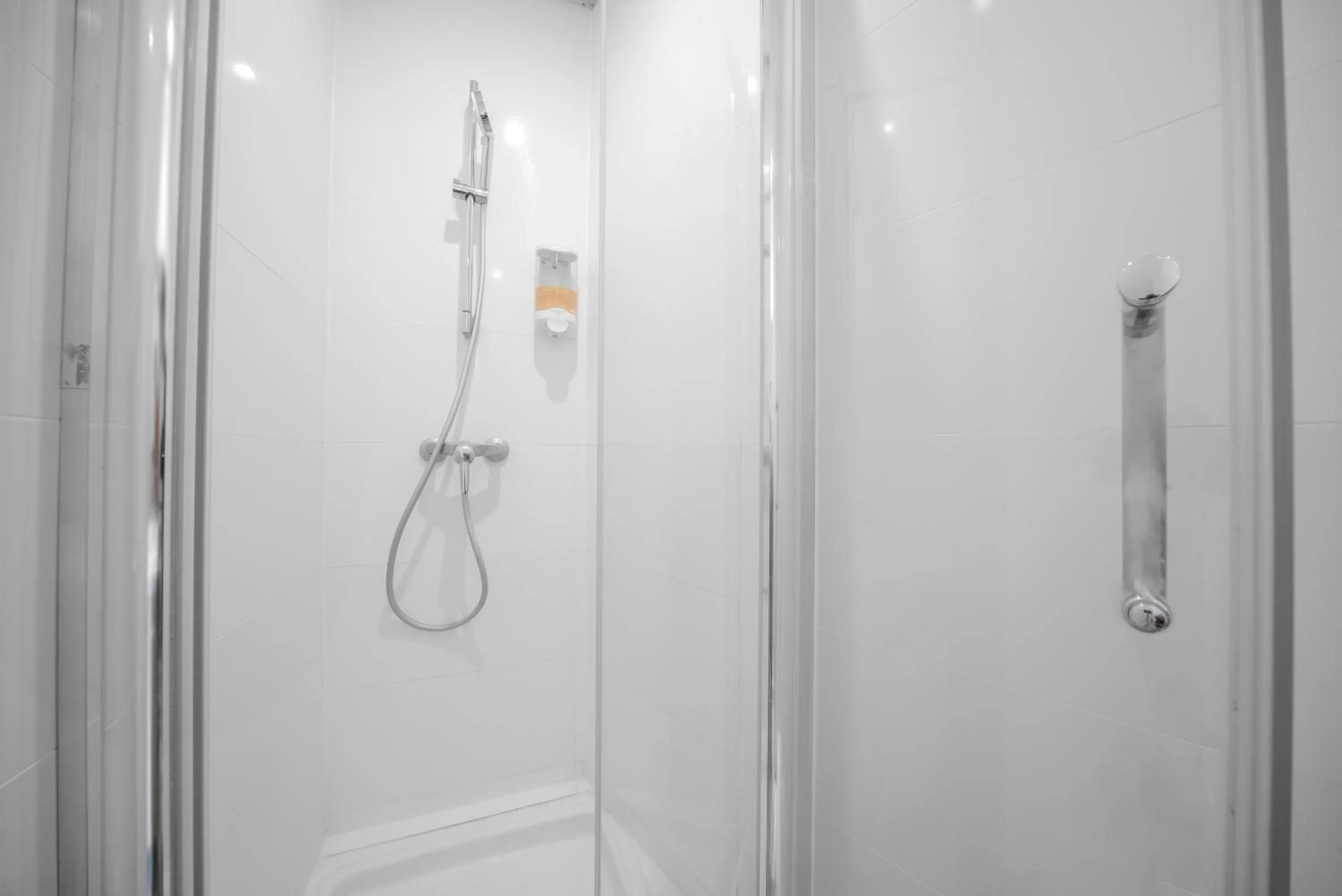 Shower in City Inn Paris