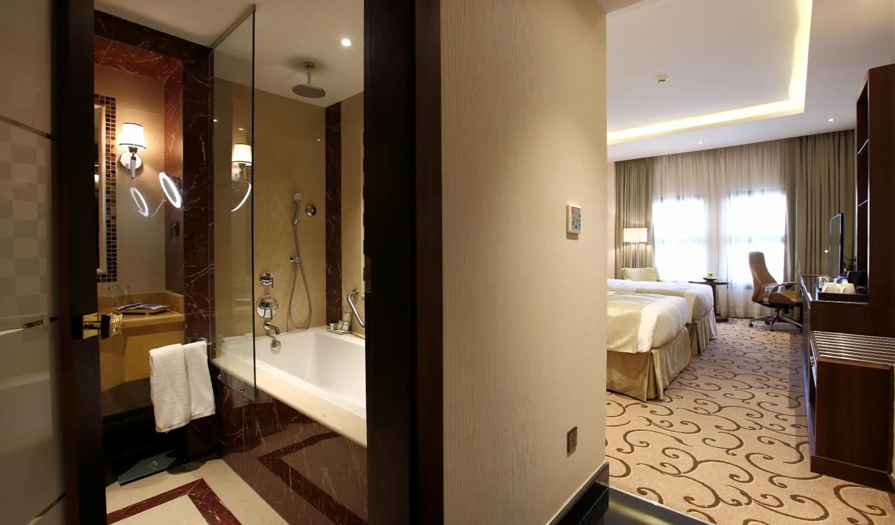Bathroom, Bed in Vittori Palace Hotel and Residences