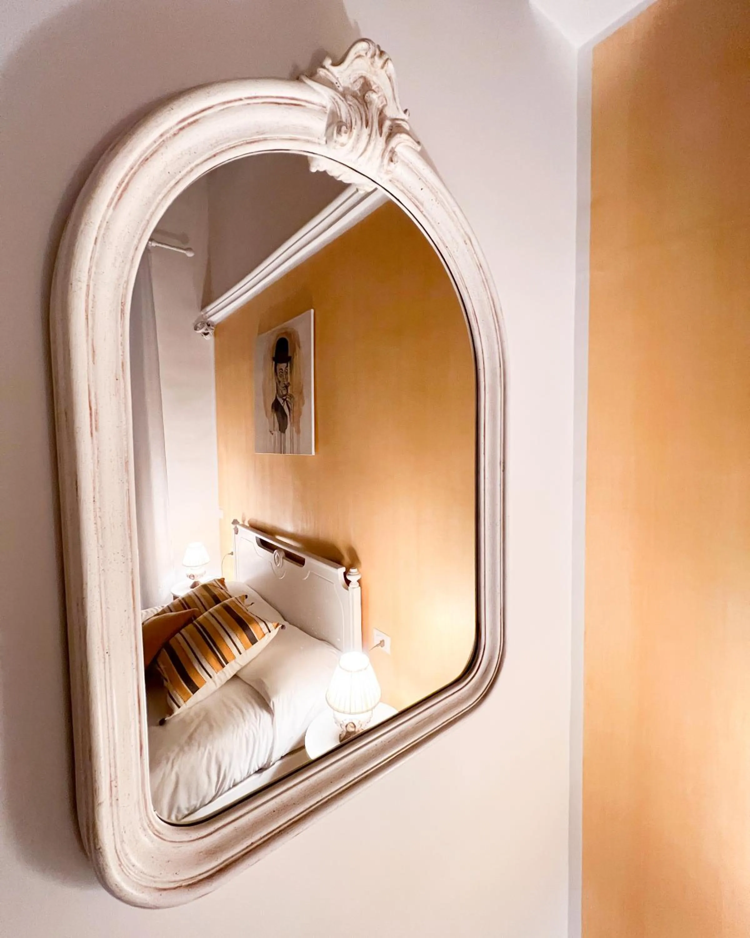 Photo of the whole room, Bed in Suite Scarlatti