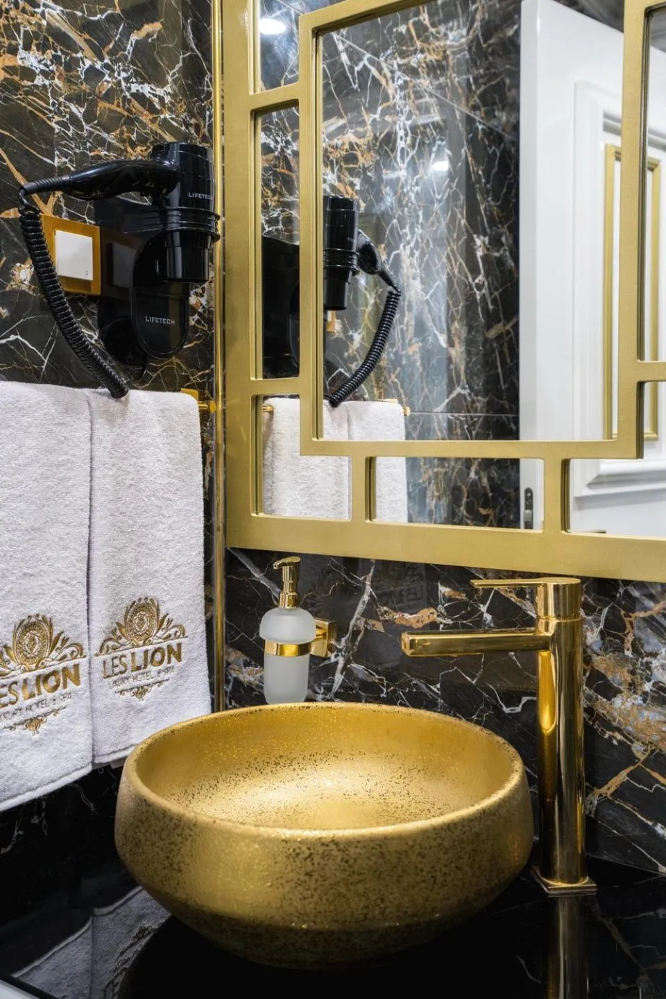 Toilet in Leslion Luxury Hotel