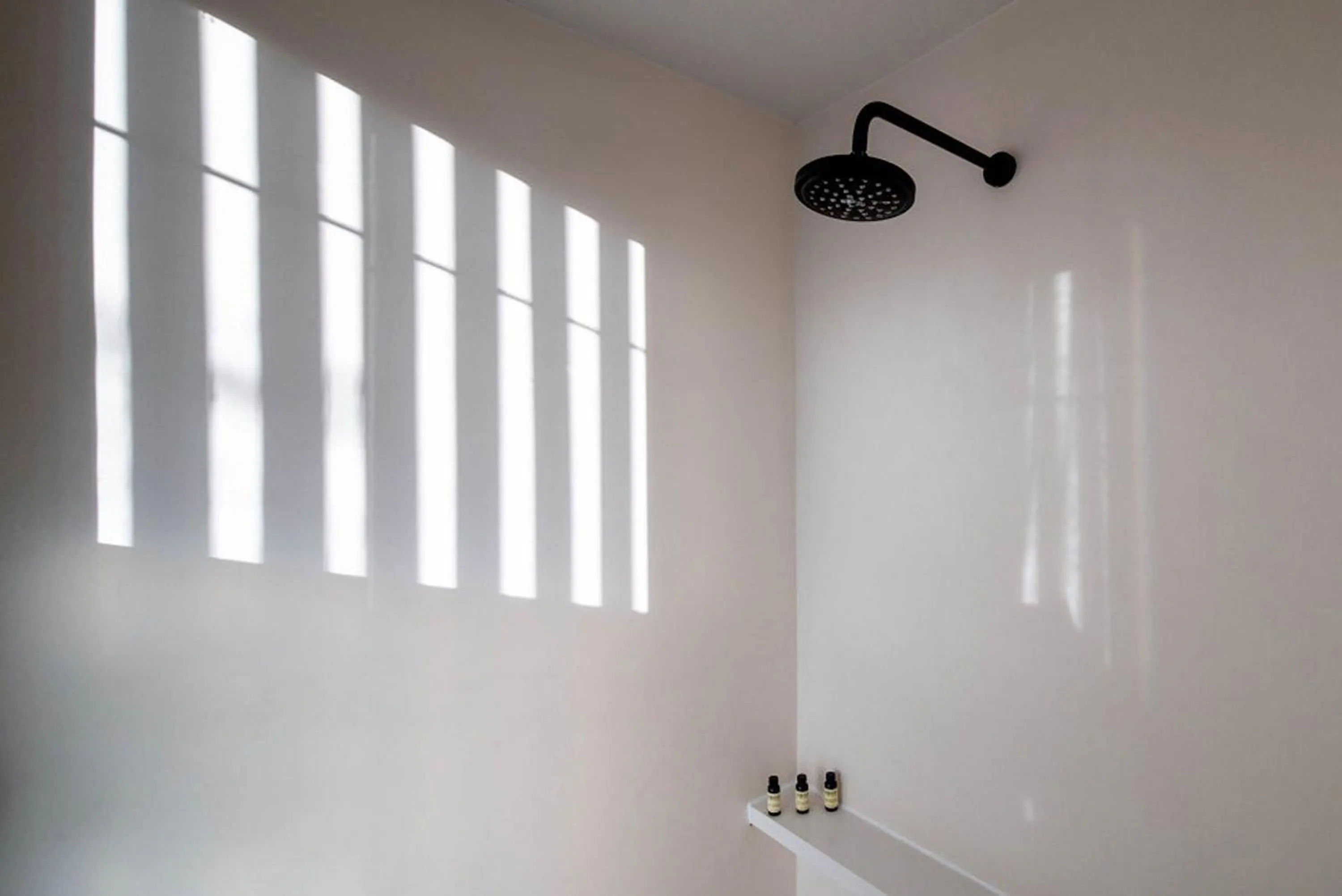 Shower in Octavia Casa