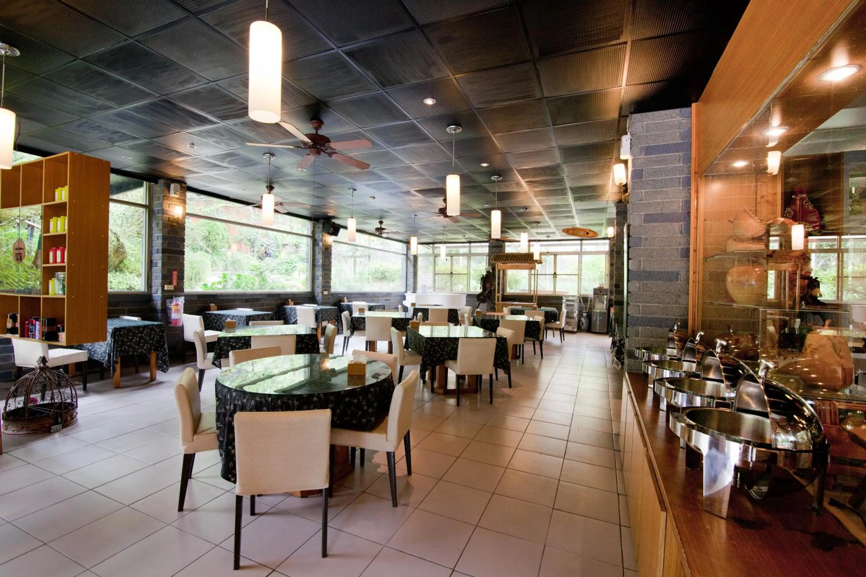 Restaurant/places to eat in Tingtau Villa