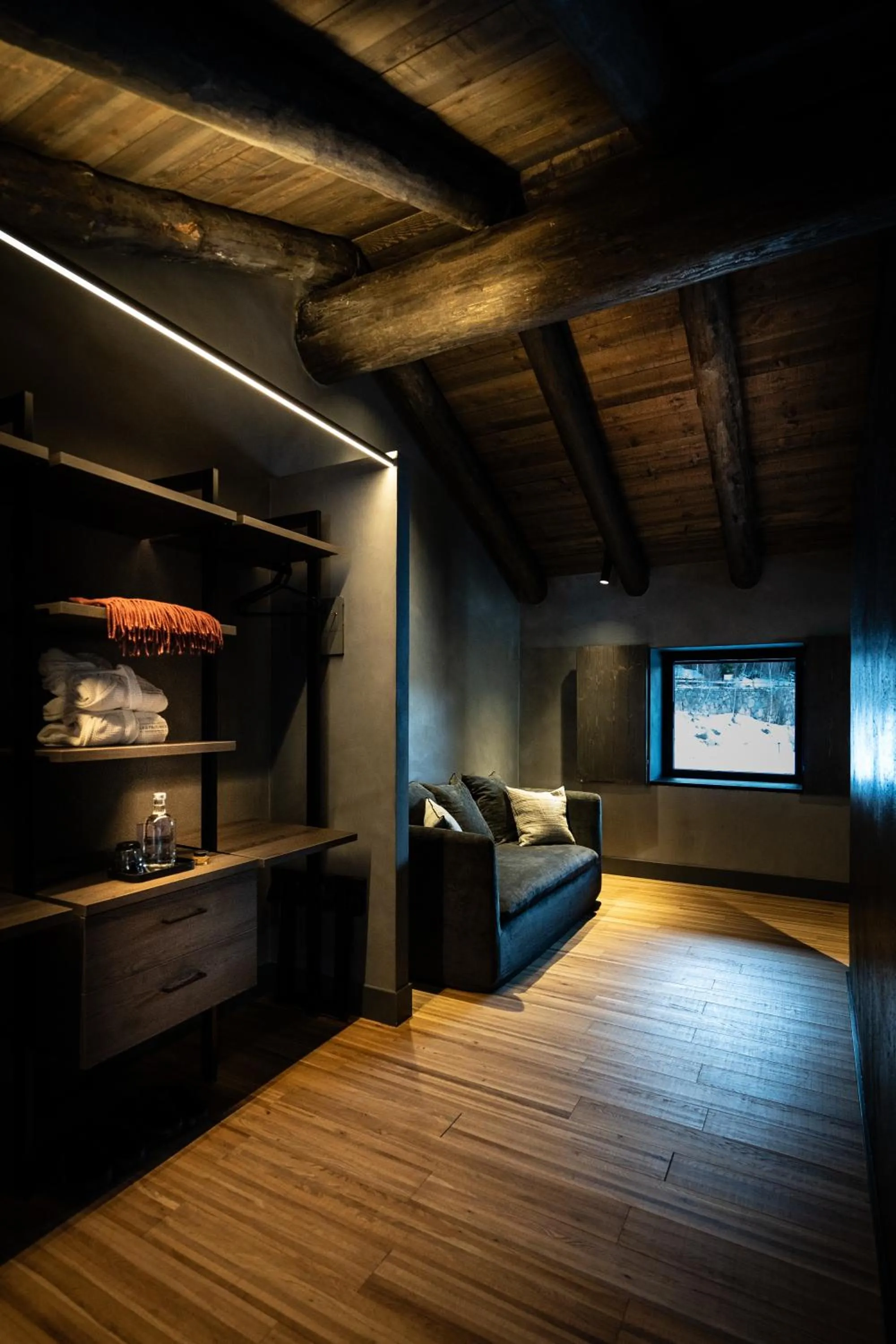 wardrobe, Bed in Les Pardines 1819 Mountain suites & SPA