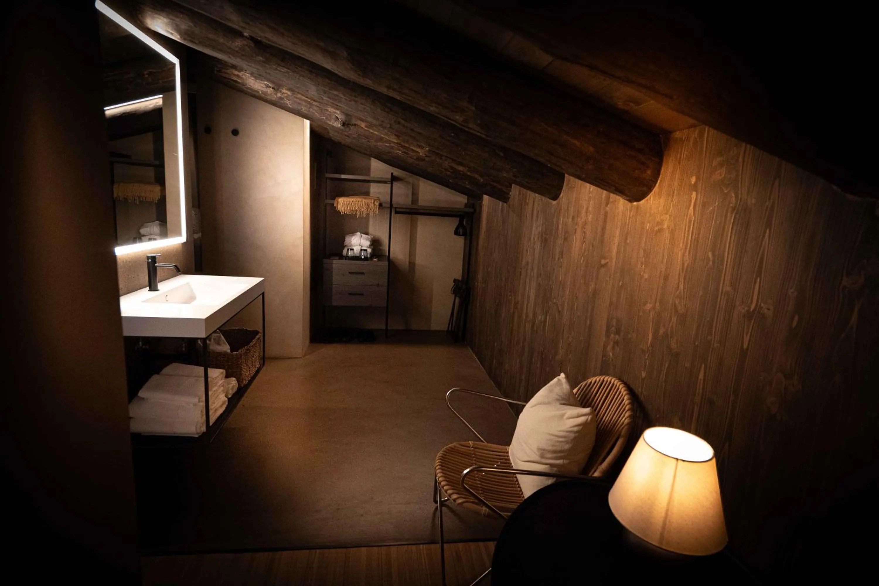 Bathroom, Bed in Les Pardines 1819 Mountain suites & SPA