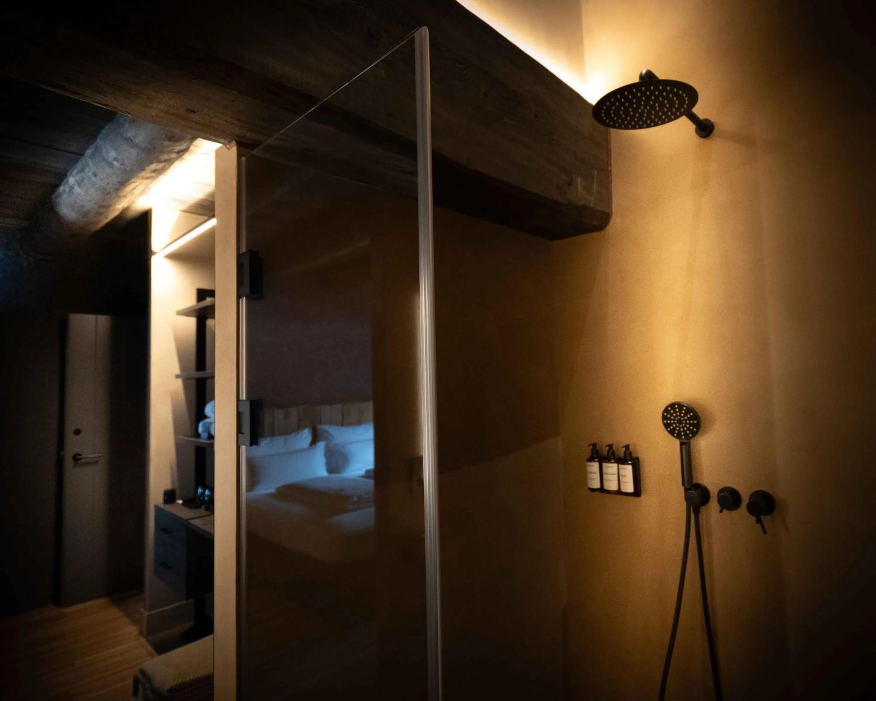 Shower, Bed in Les Pardines 1819 Mountain suites & SPA