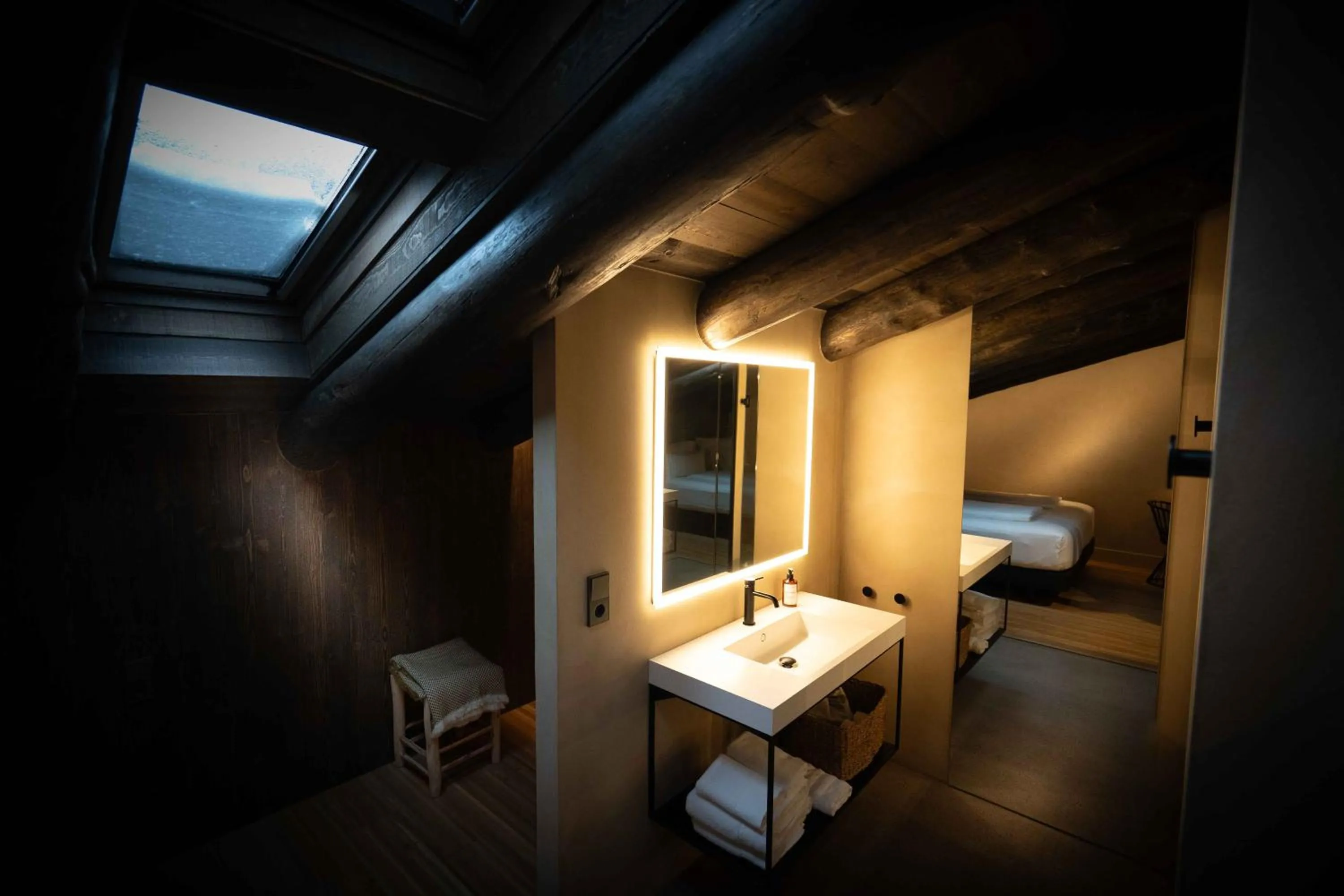 Bathroom, Bed in Les Pardines 1819 Mountain suites & SPA