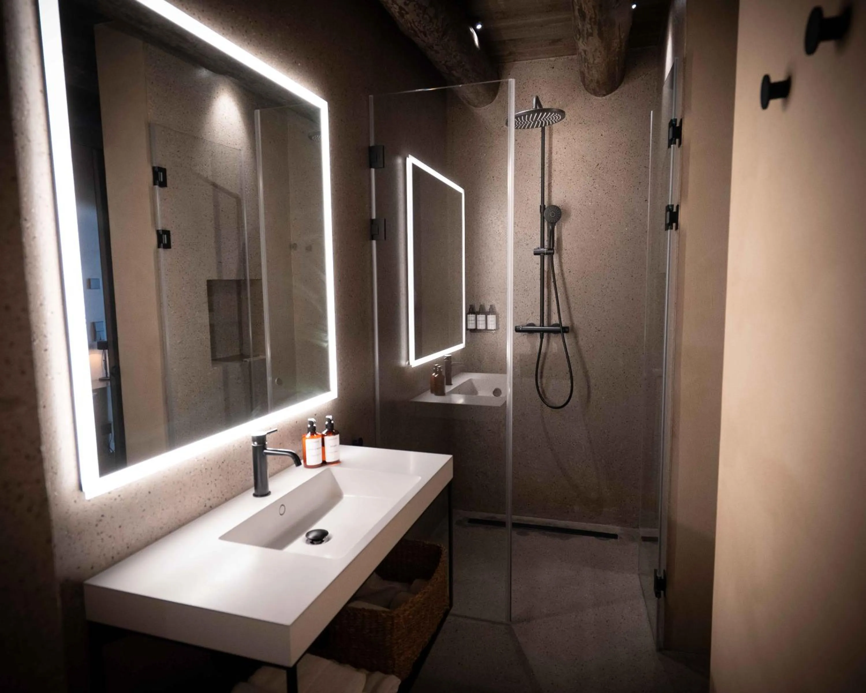 Shower in Les Pardines 1819 Mountain suites & SPA