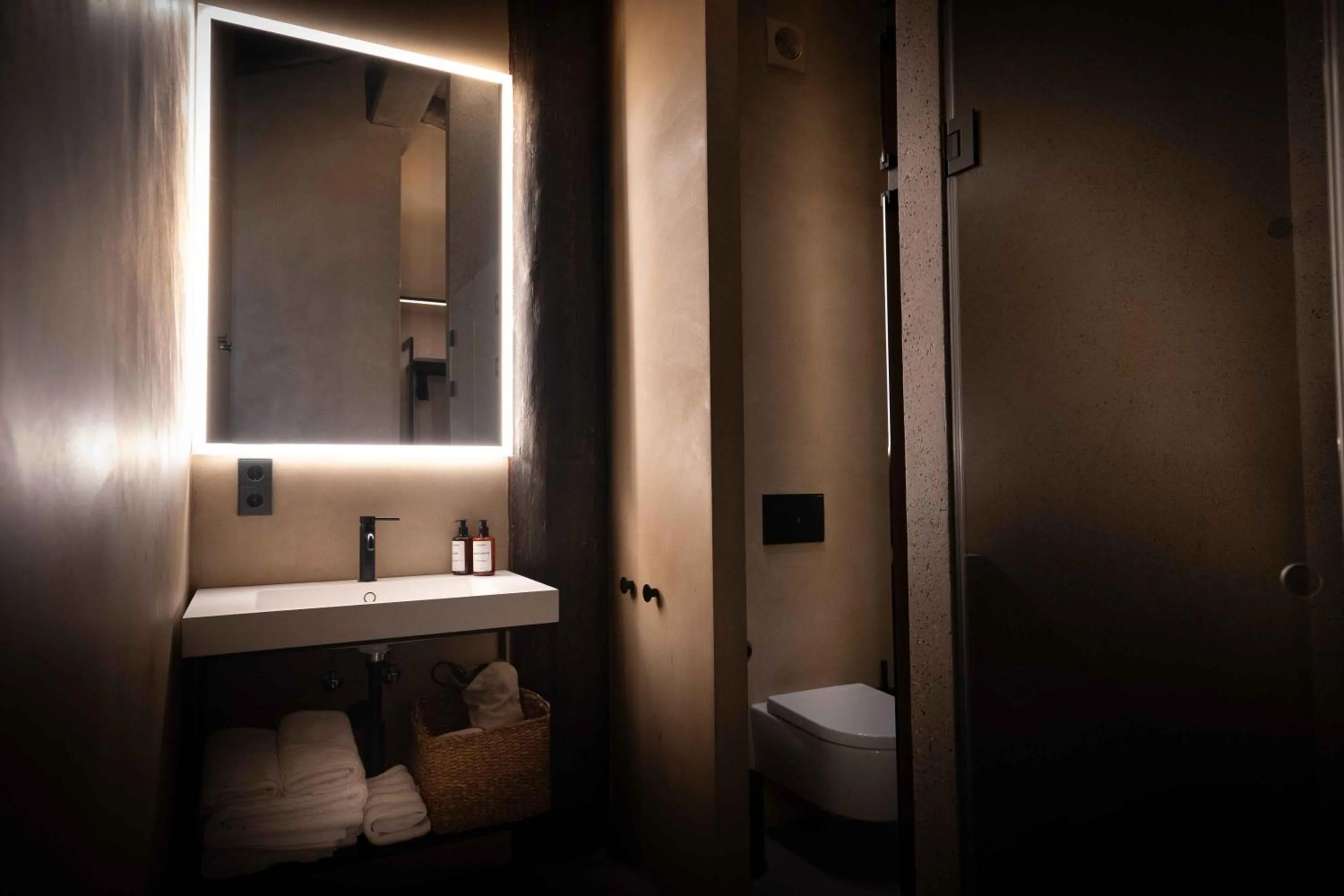 Toilet in Les Pardines 1819 Mountain suites & SPA