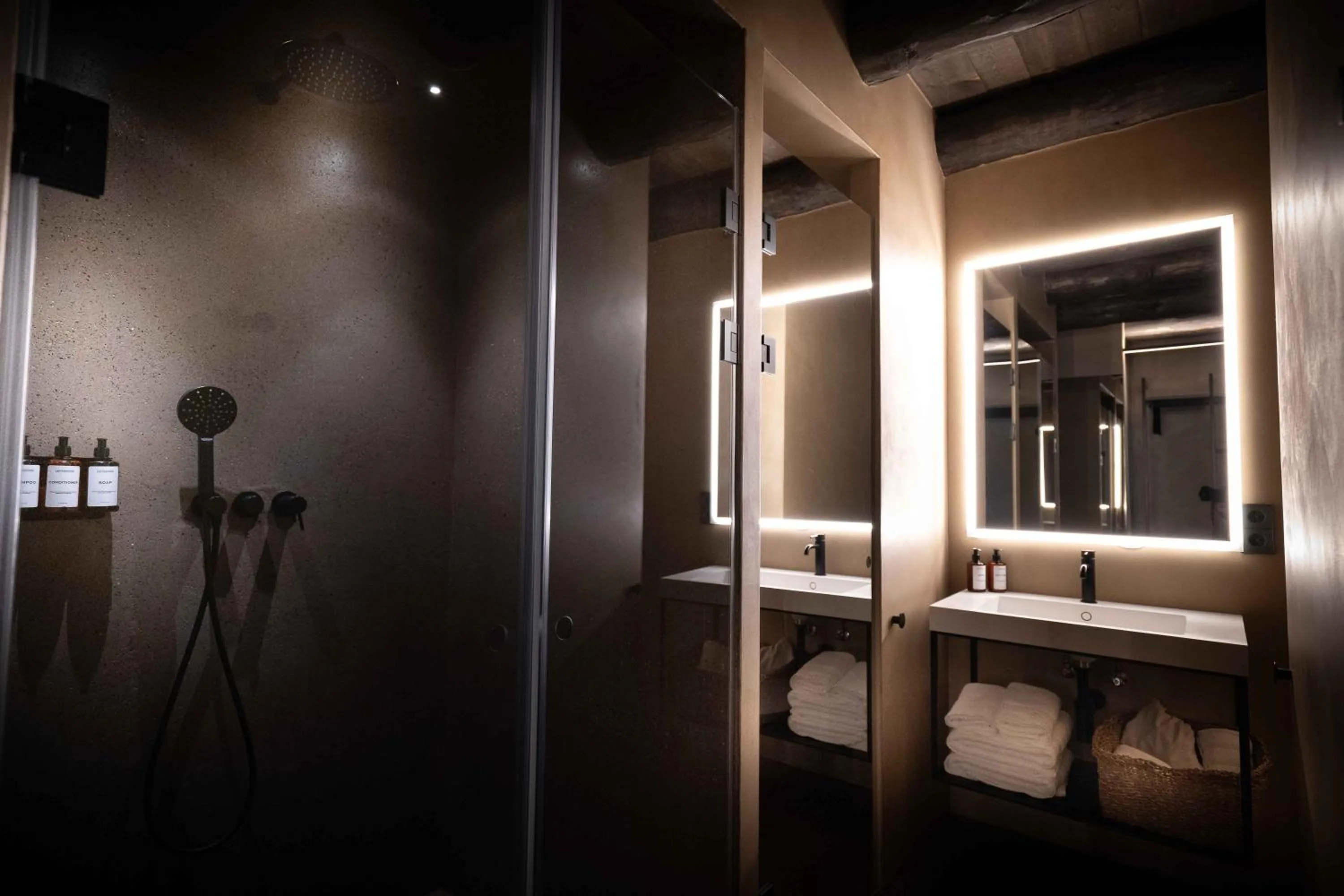 Shower in Les Pardines 1819 Mountain suites & SPA