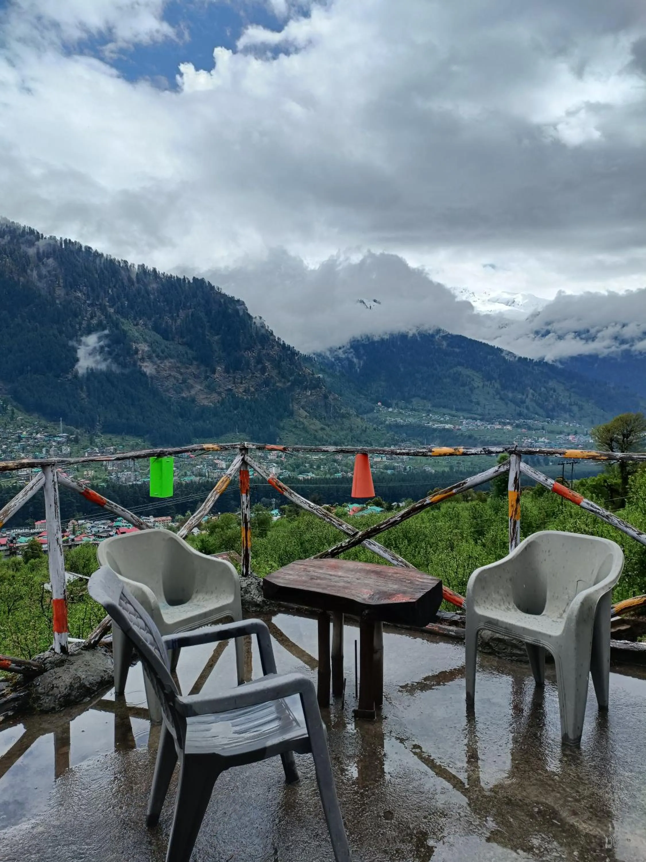 Restaurant/places to eat in Nomadic Den Manali