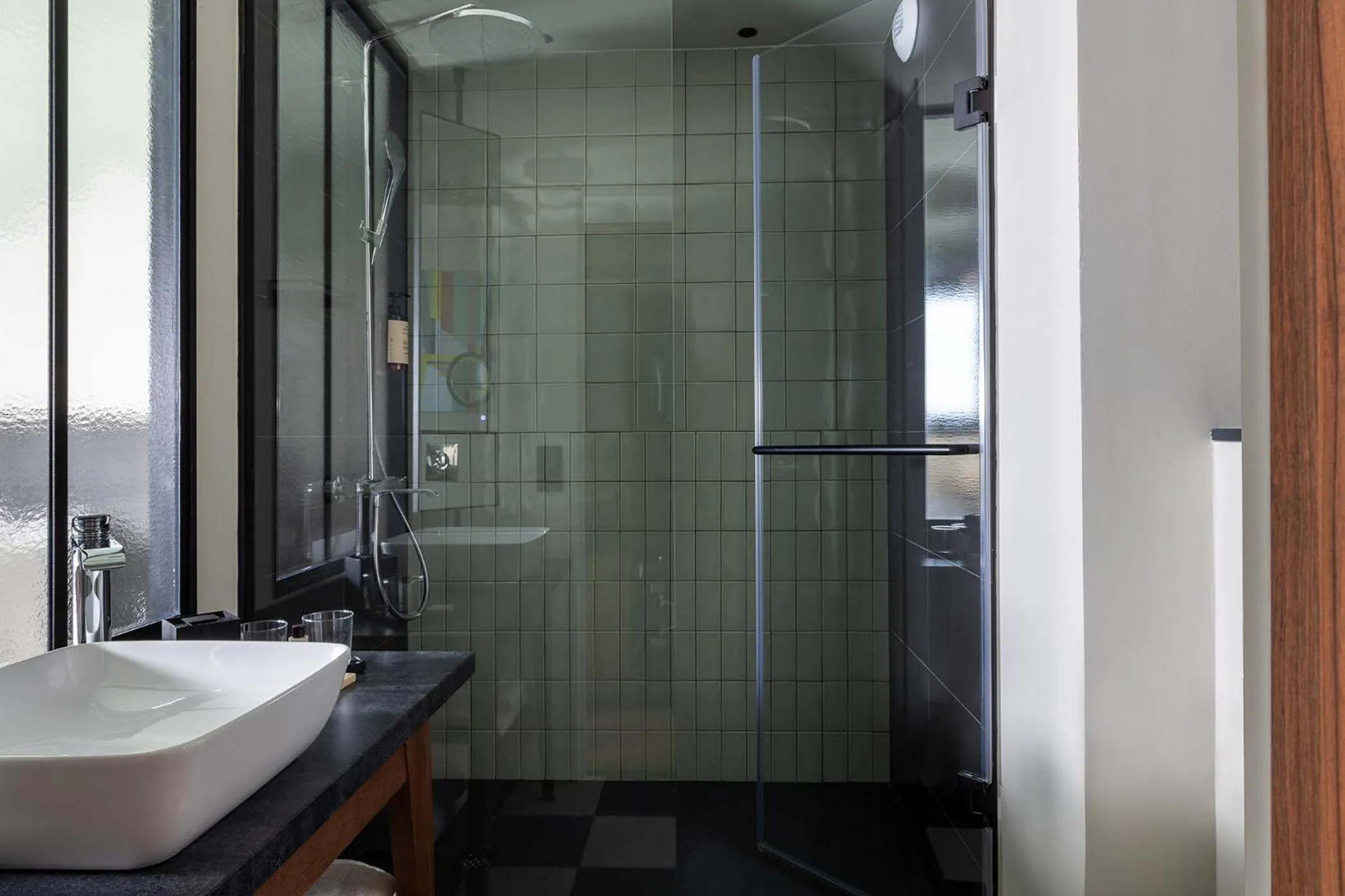 Bathroom in Les Artistes