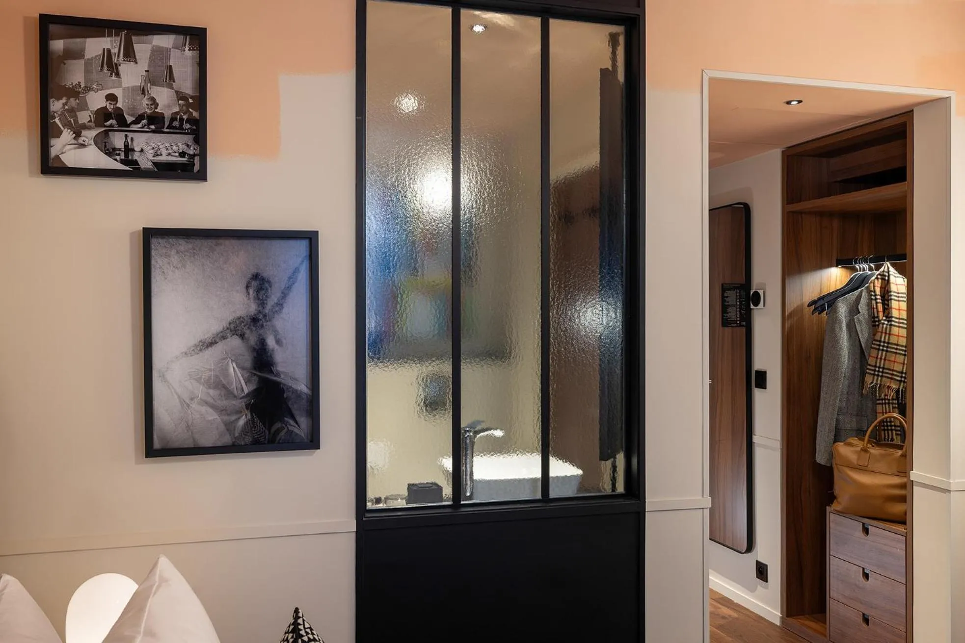 Decorative detail in Les Artistes