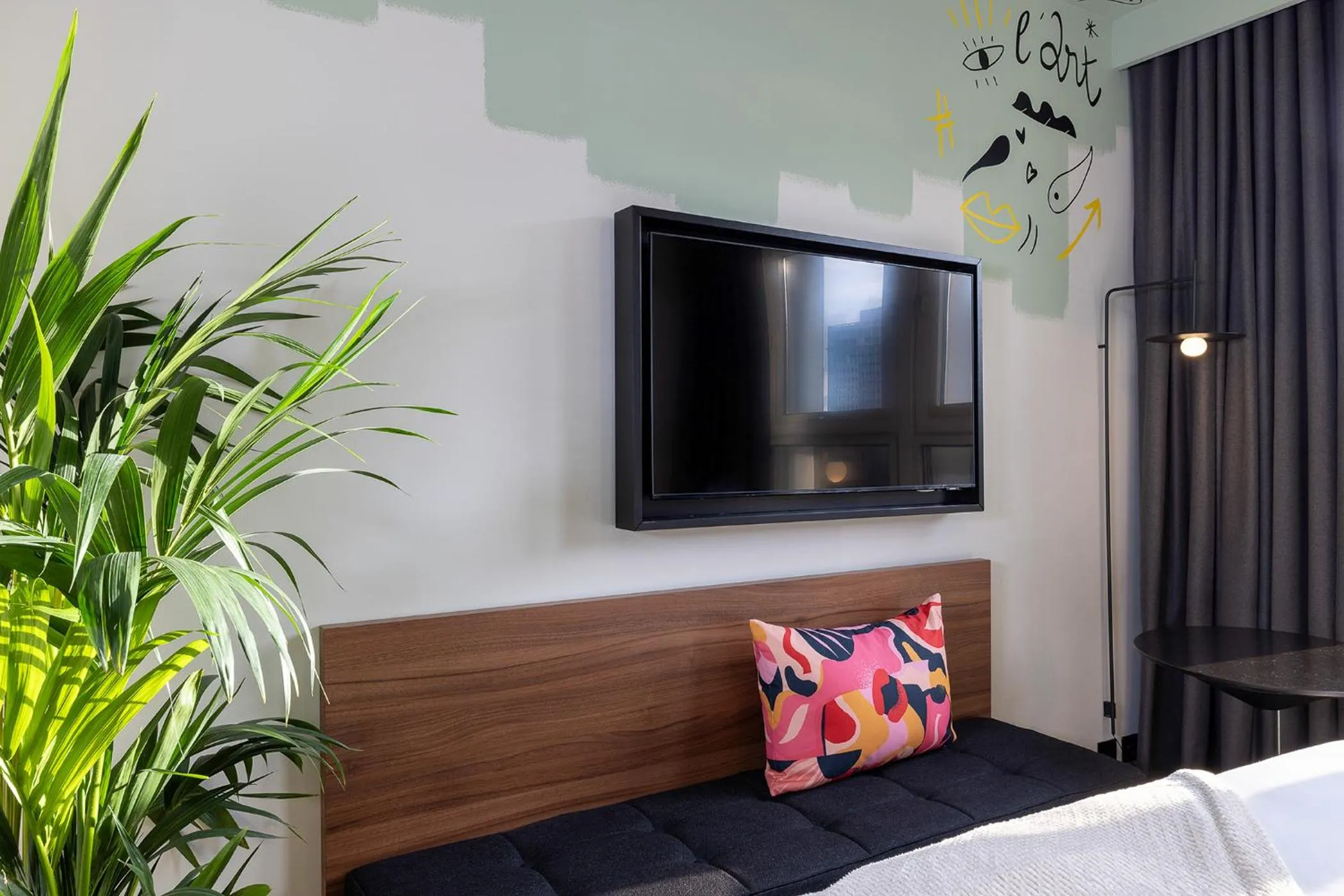 TV and multimedia, Bed in Les Artistes