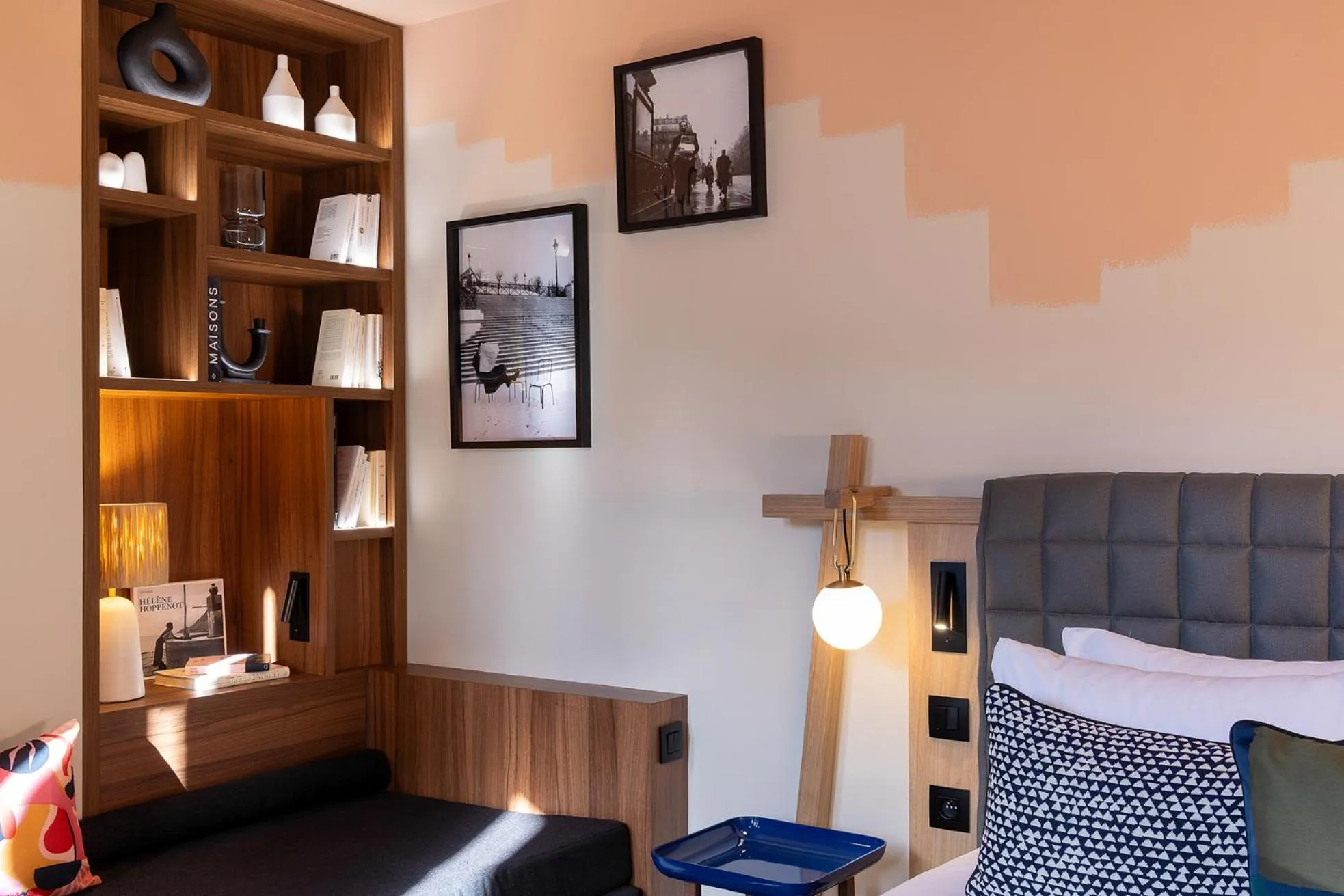 Decorative detail in Les Artistes