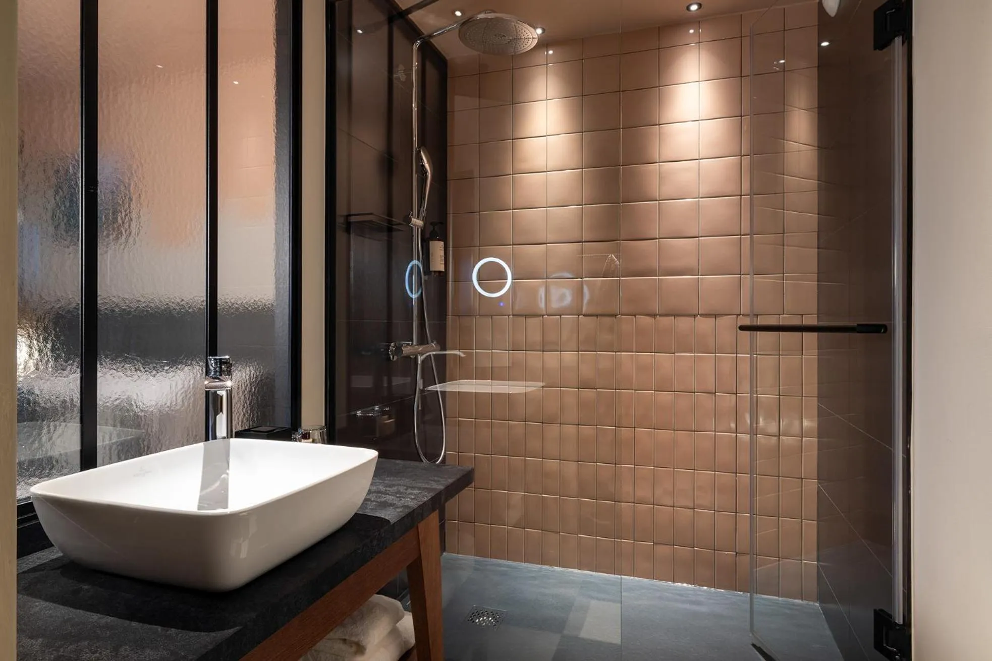 Shower in Les Artistes