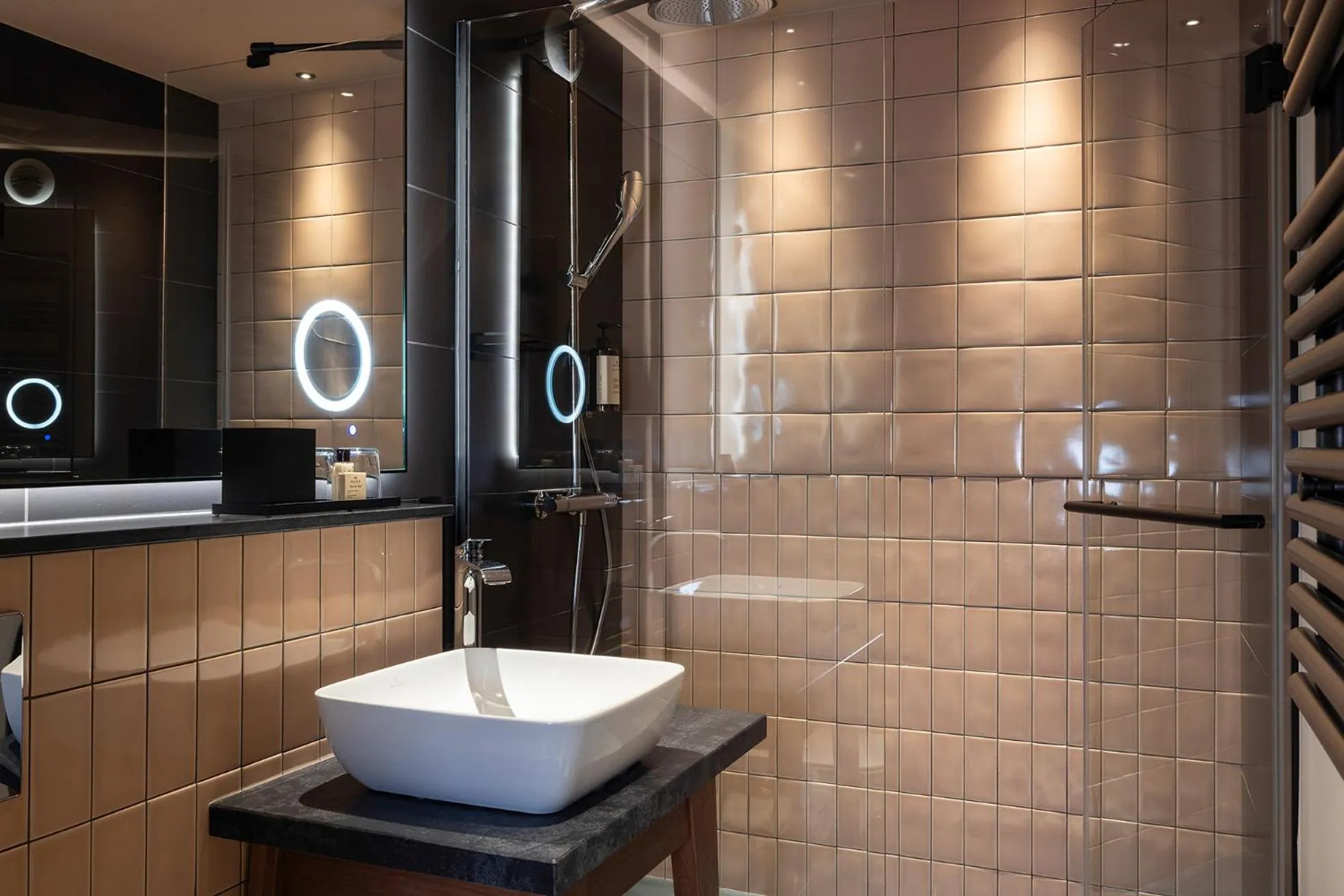 Shower in Les Artistes