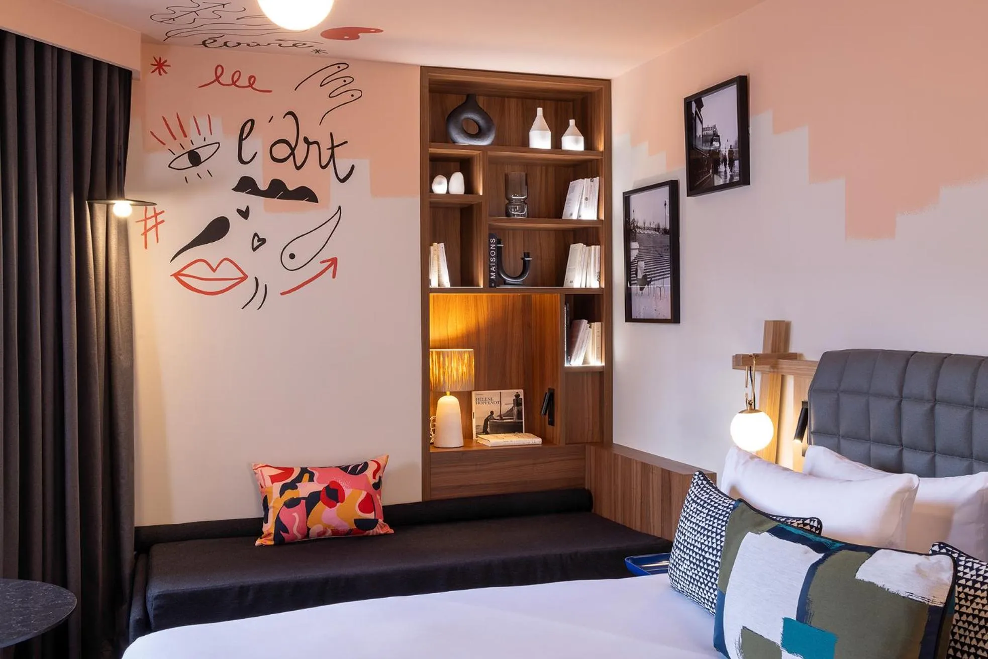 Seating area, Bed in Les Artistes