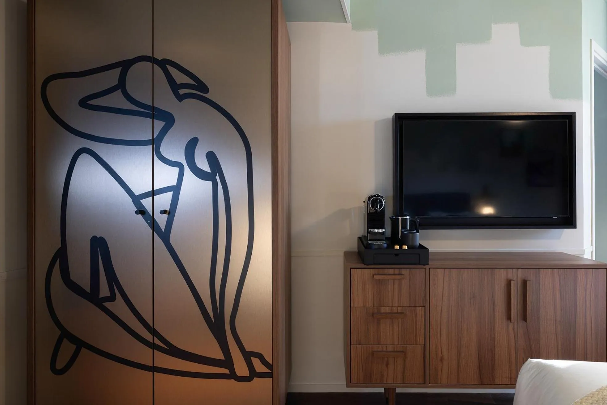 TV and multimedia in Les Artistes