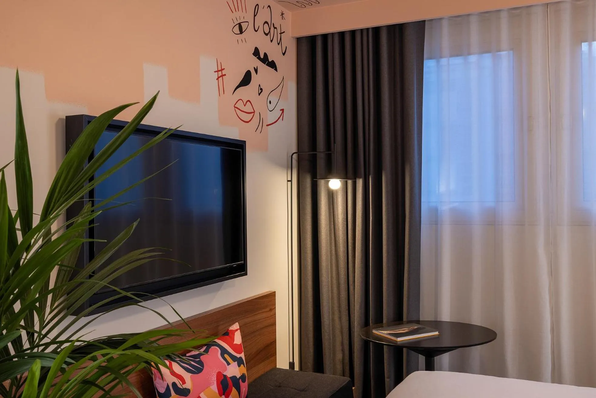 TV and multimedia, Bed in Les Artistes