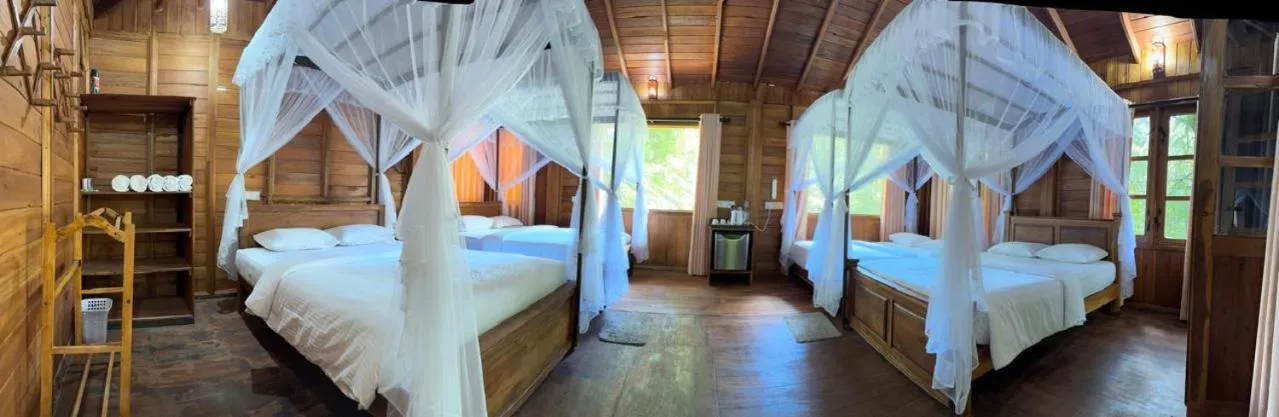 Bed in Habarana Tree house Mutu village
