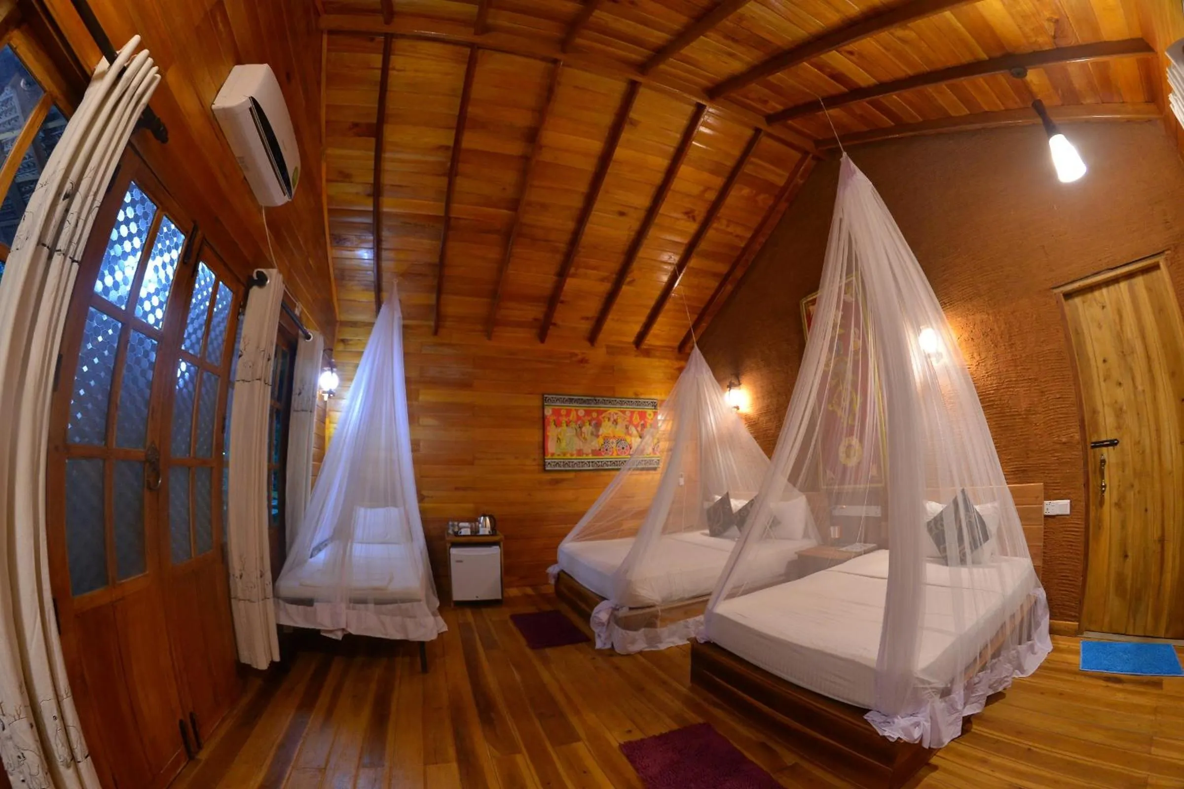 Photo of the whole room, Bed in Habarana Tree house Mutu village