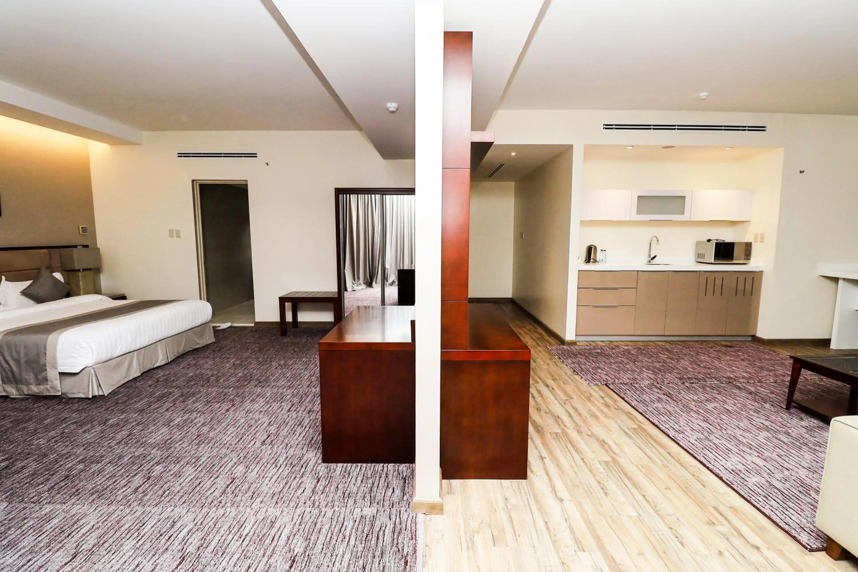 Communal lounge/ TV room, Bed in شقق مسكن المدينة للشقق المخدومة