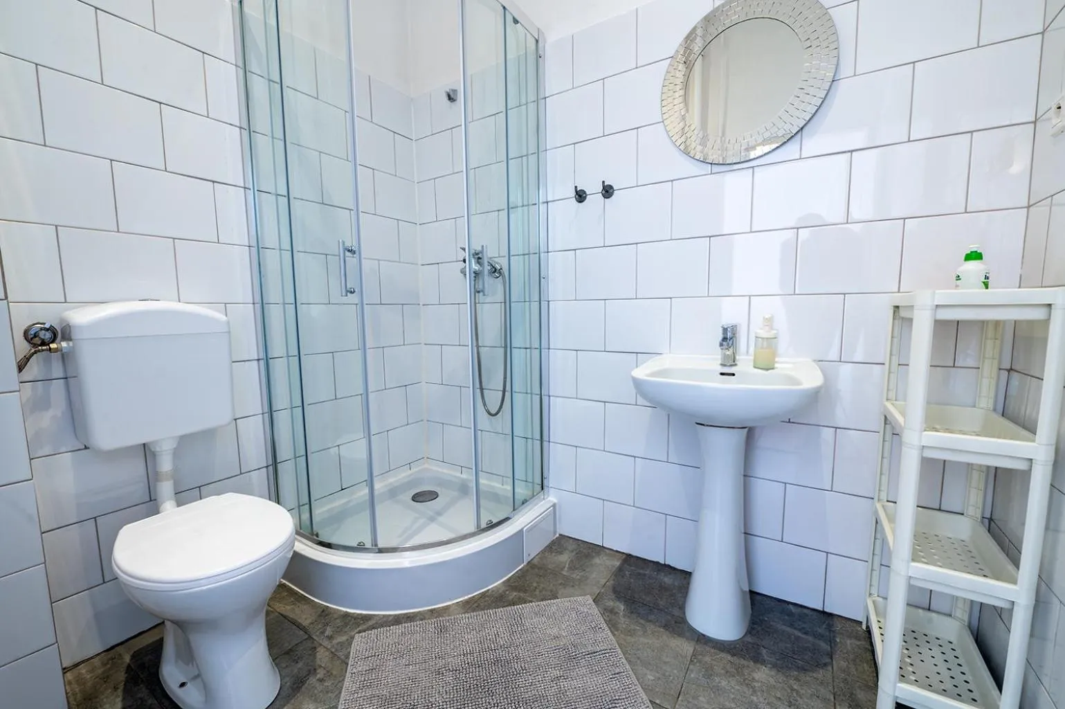 Bathroom in Trzy Kafki Private Rooms