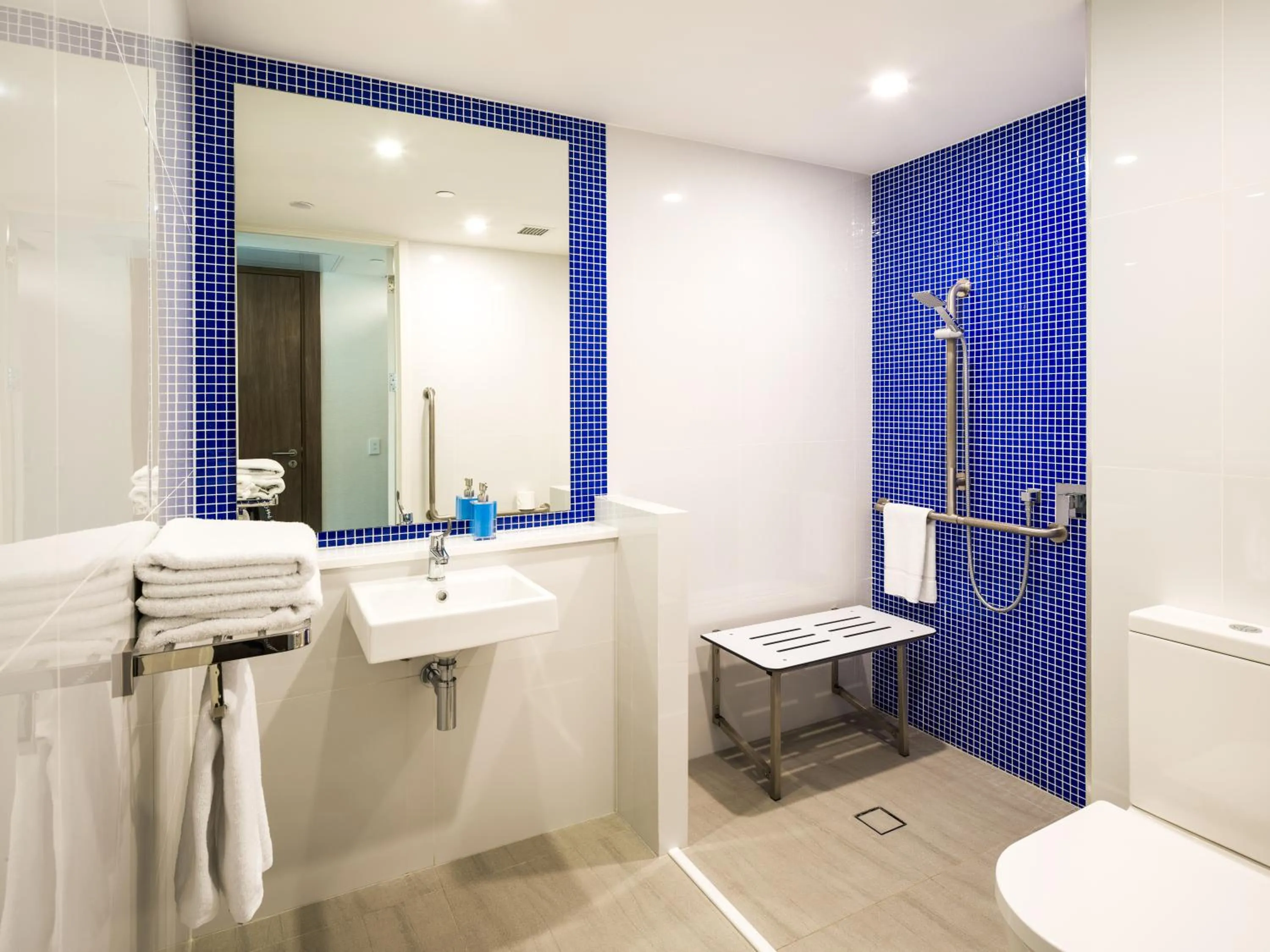 Bathroom in Carnmore Hotel Christchurch