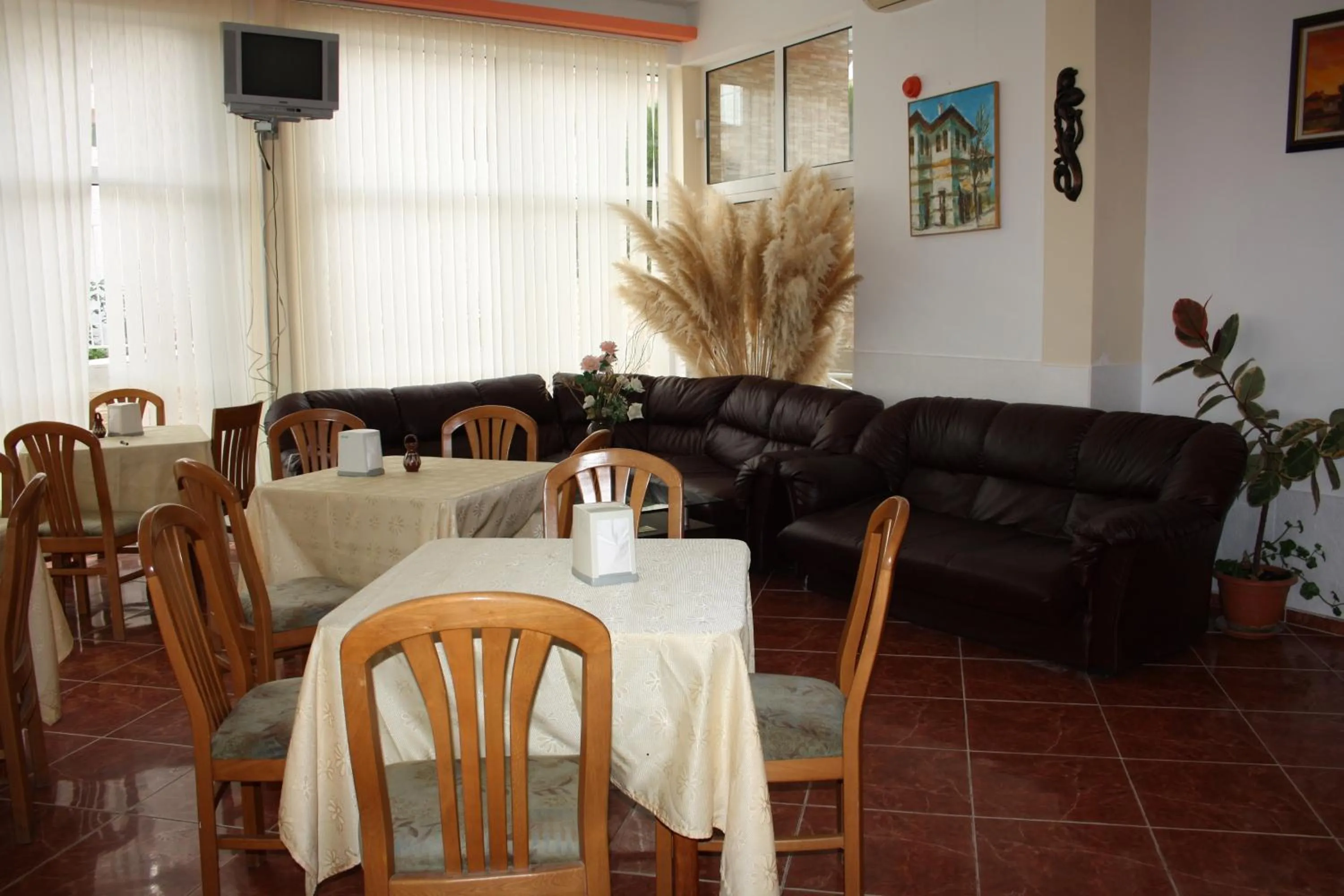 Lounge or bar in Iris Beach Hotel