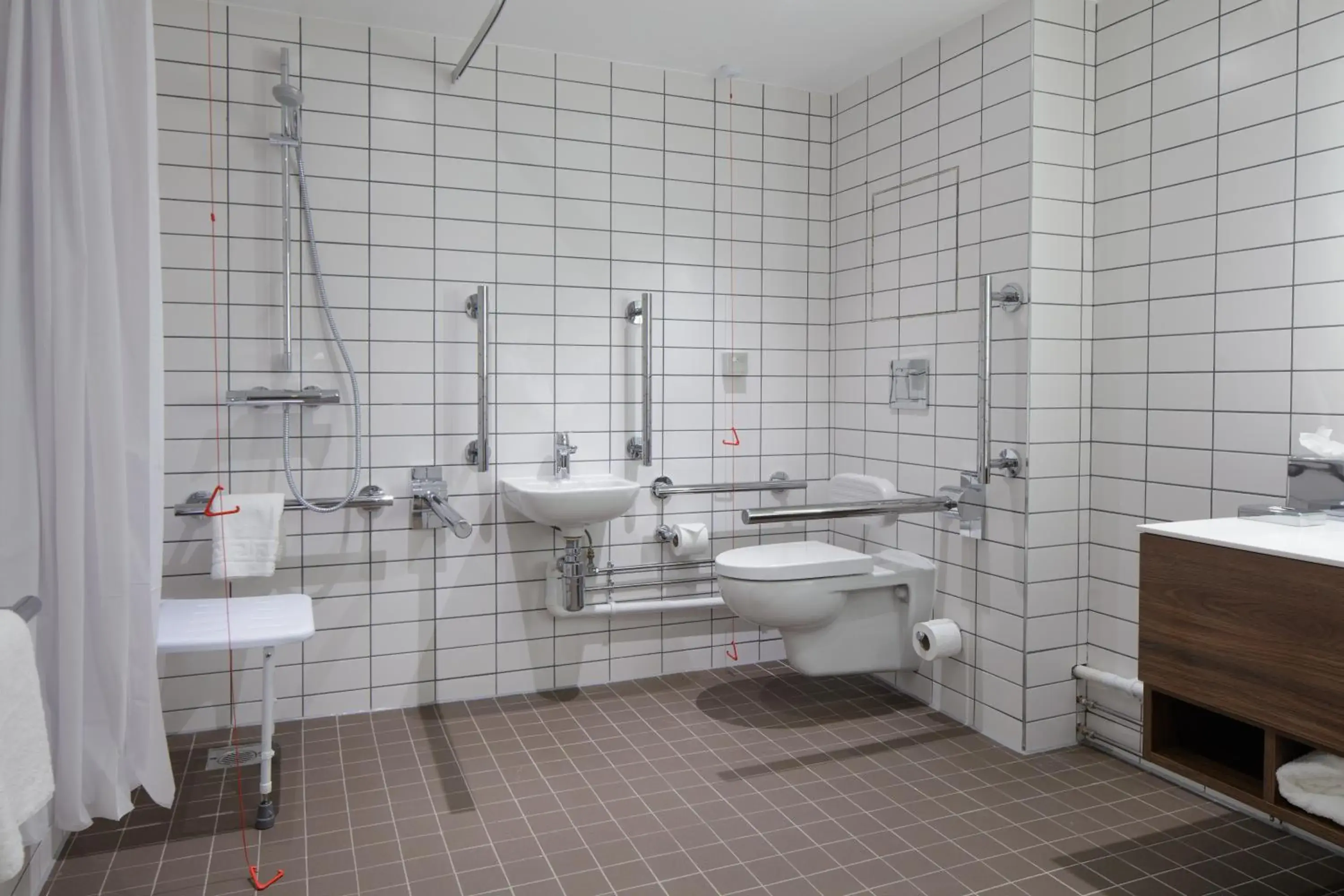 Queen Room - Mobility Access in Hilton Garden Inn Stoke On Trent Queen Room - Mobility Access in Hilton Garden Inn Stoke On Trent