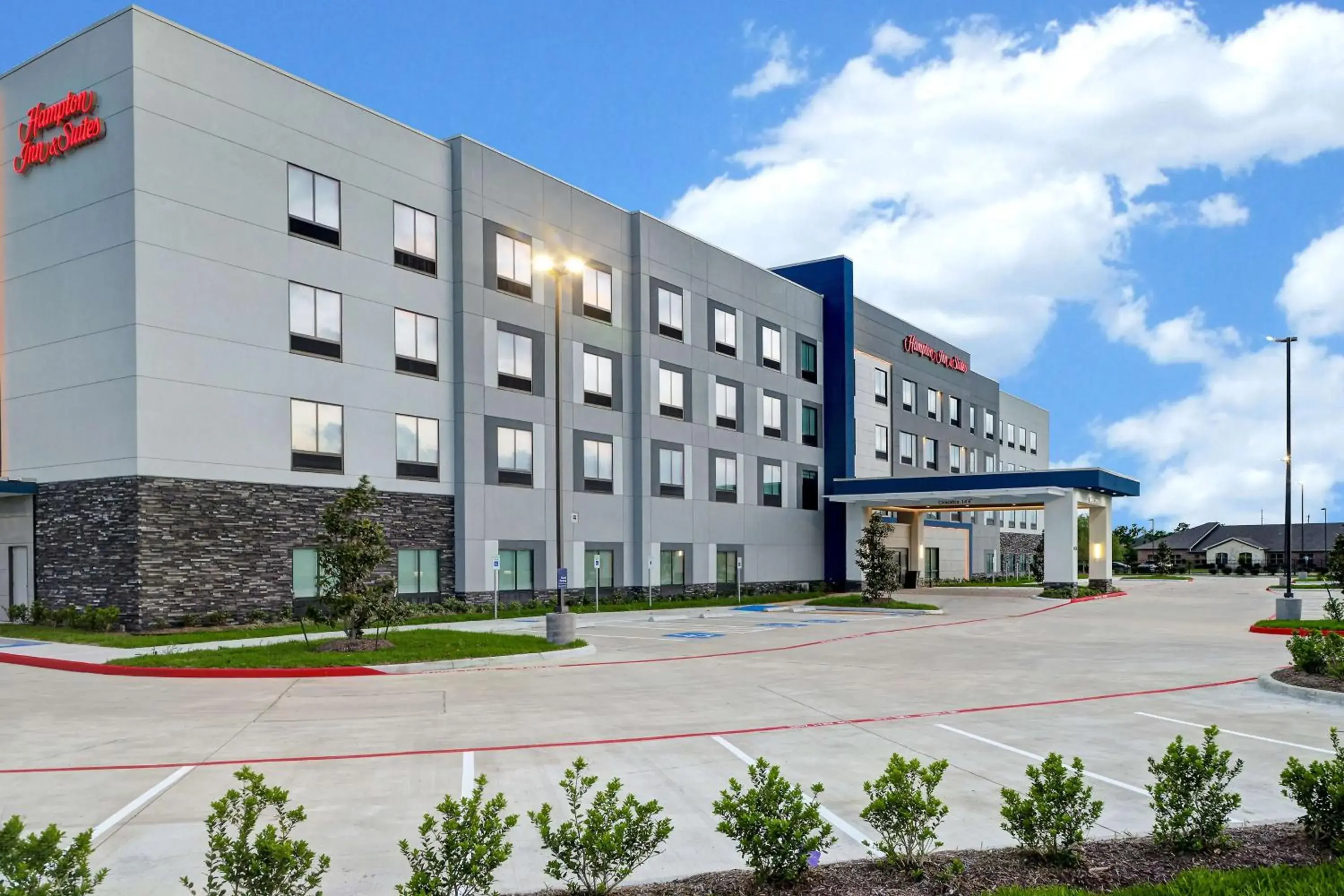 Property building in Hampton Inn & Suites Houston East Beltway 8, Tx Property building in Hampton Inn & Suites Houston East Beltway 8, Tx