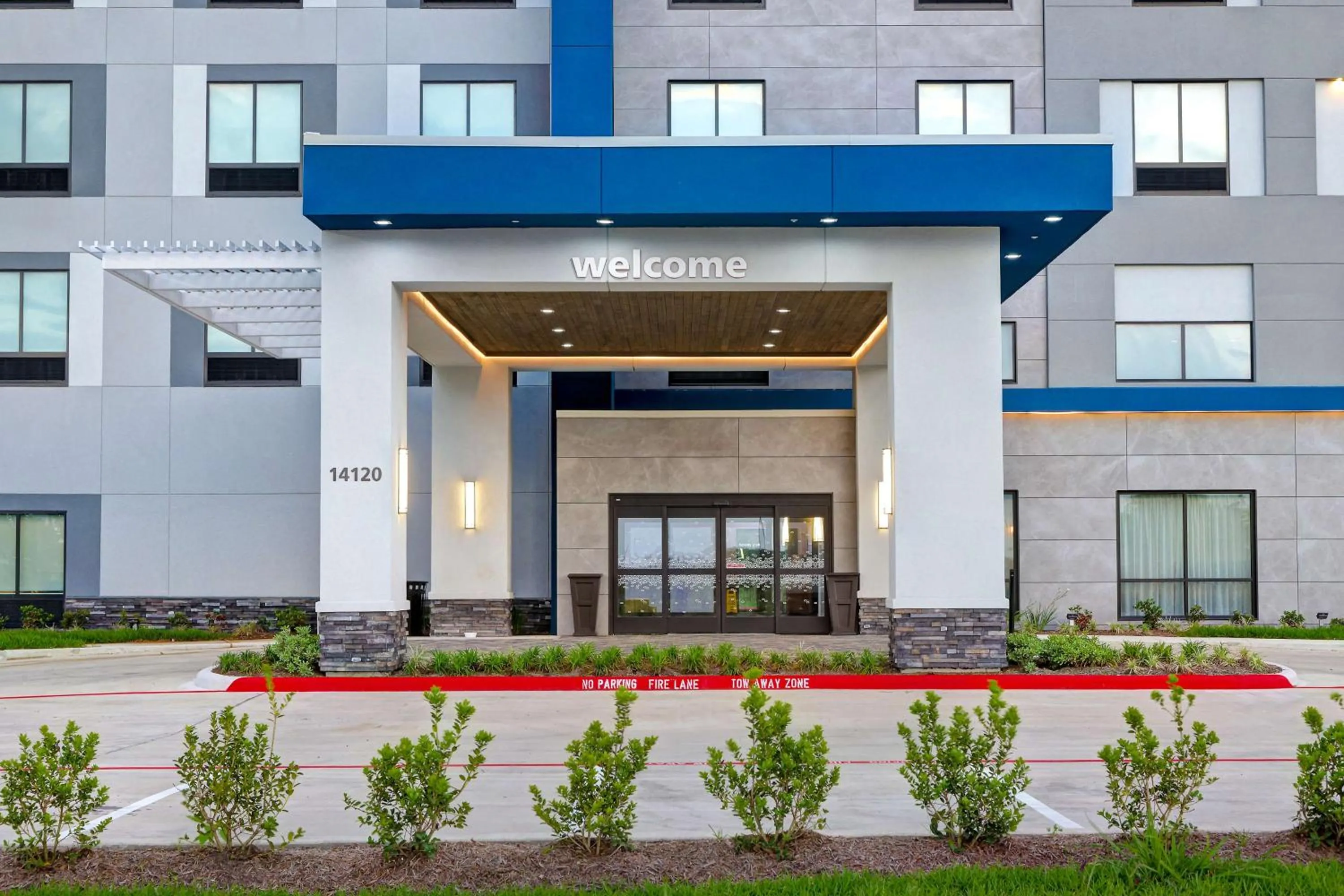 Property building in Hampton Inn & Suites Houston East Beltway 8, Tx