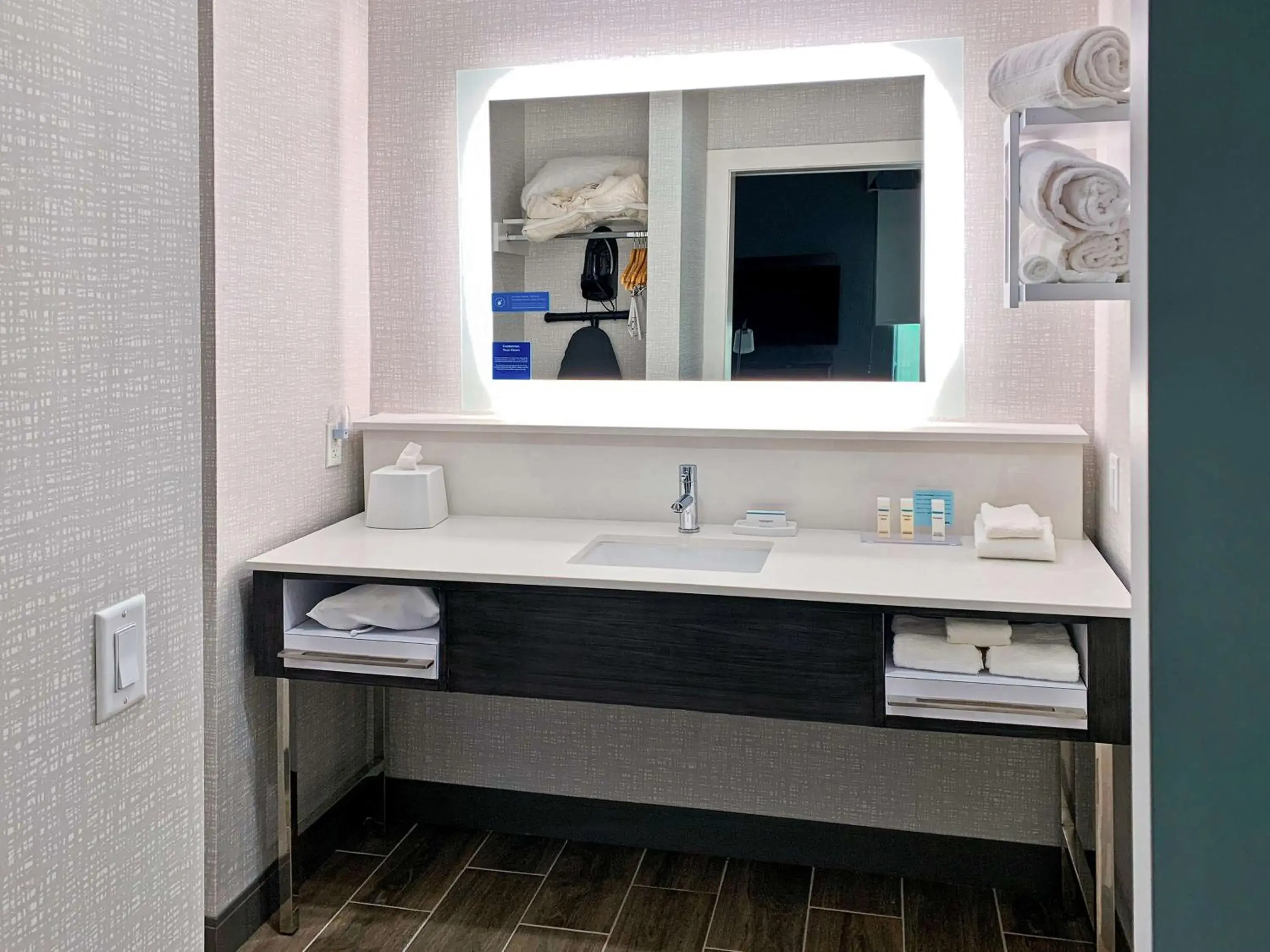 Bathroom in Hampton Inn & Suites Houston East Beltway 8, Tx Bathroom in Hampton Inn & Suites Houston East Beltway 8, Tx