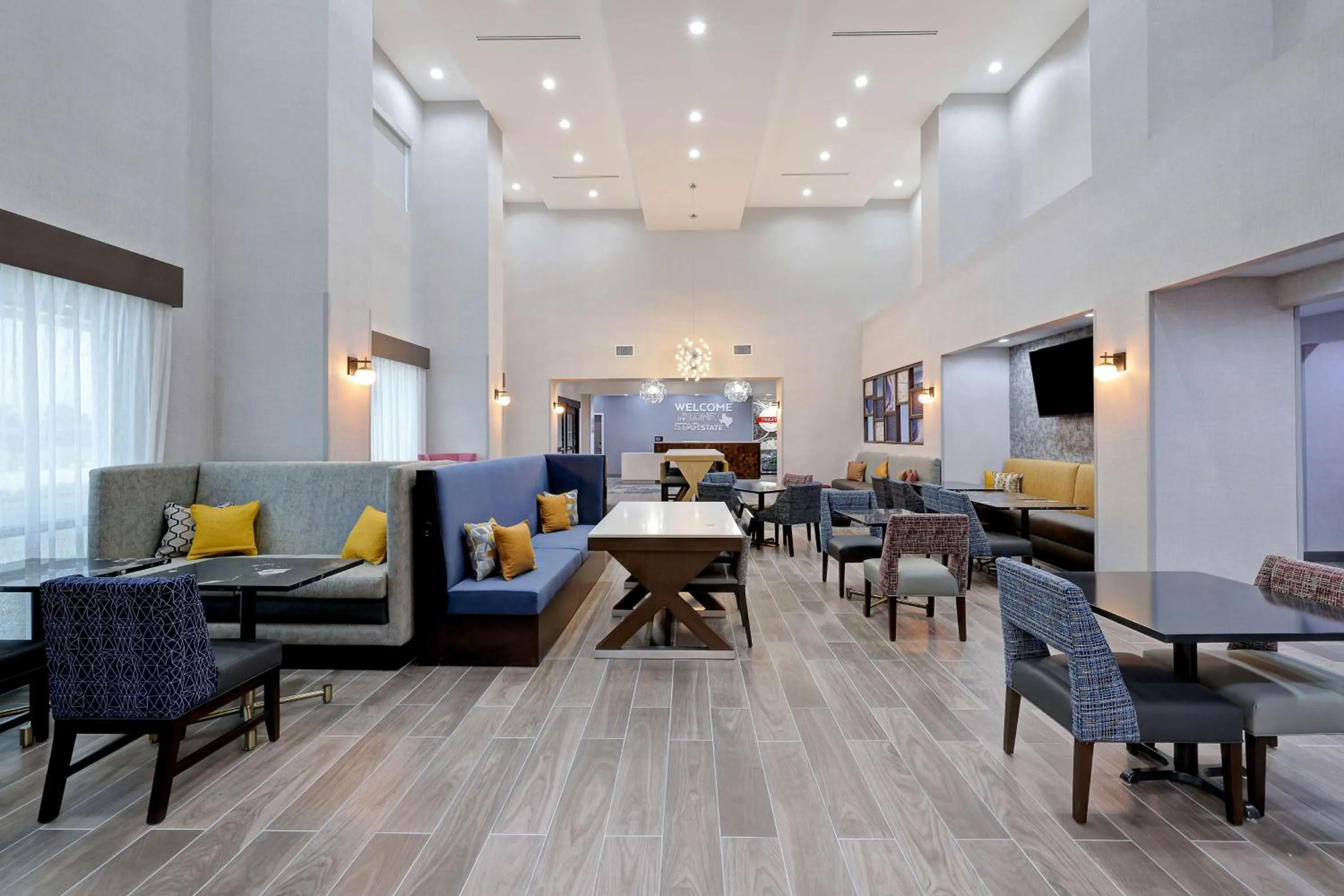 Breakfast in Hampton Inn & Suites Houston East Beltway 8, Tx