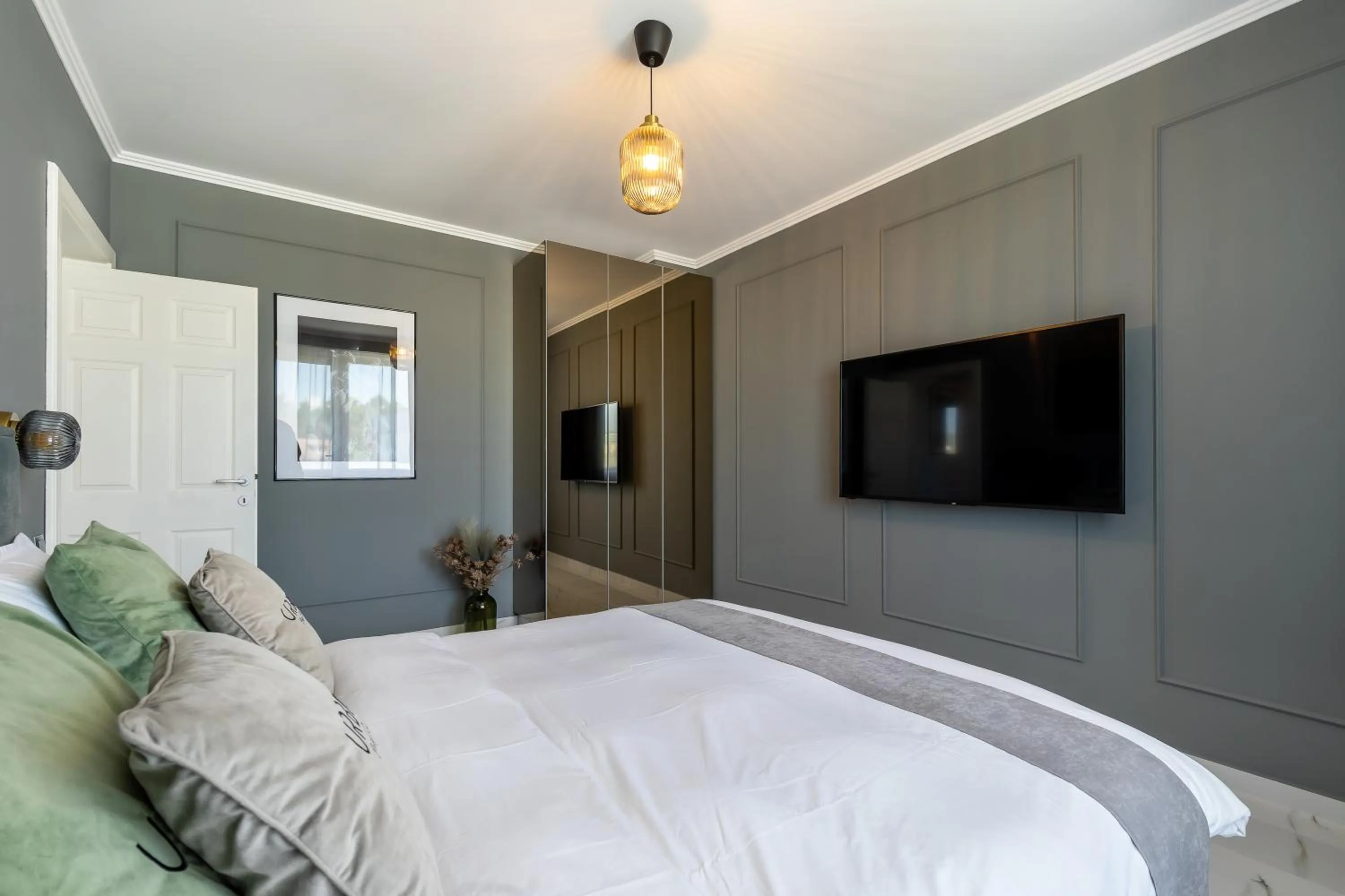 TV and multimedia, Bed in Urbio Private Suites