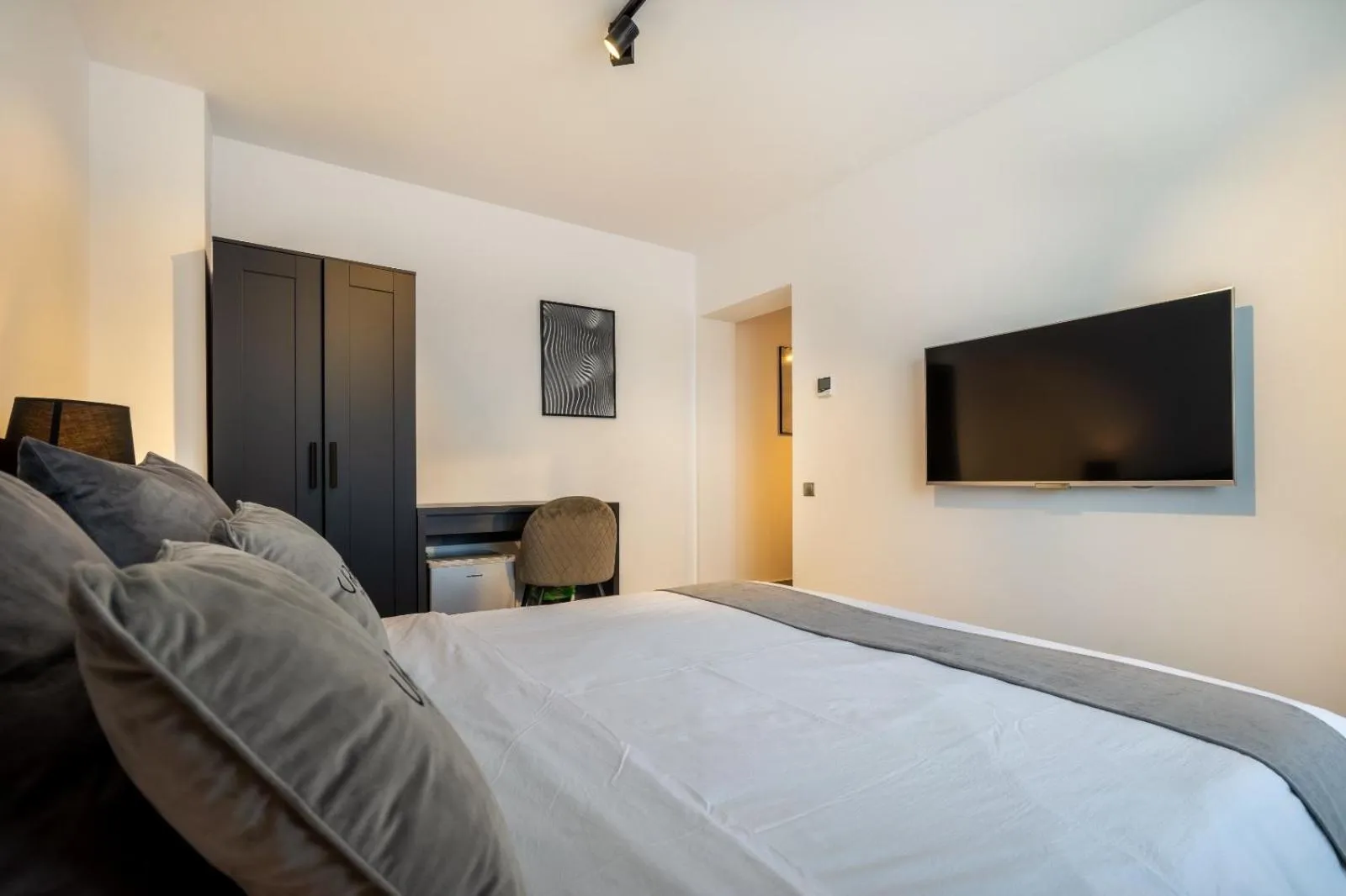 TV and multimedia, Bed in Urbio Private Suites