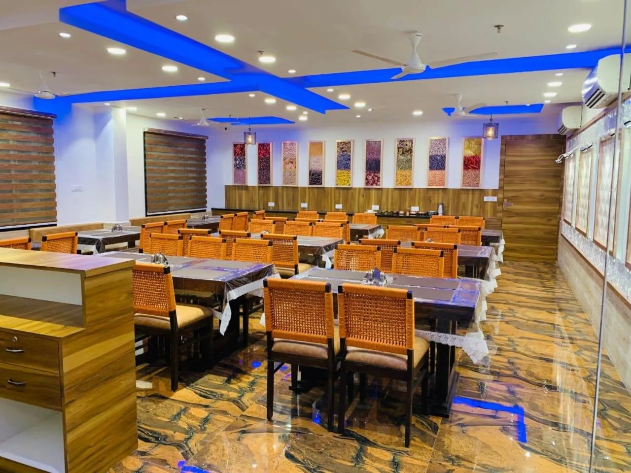 Restaurant/places to eat in Hotel Sheetal