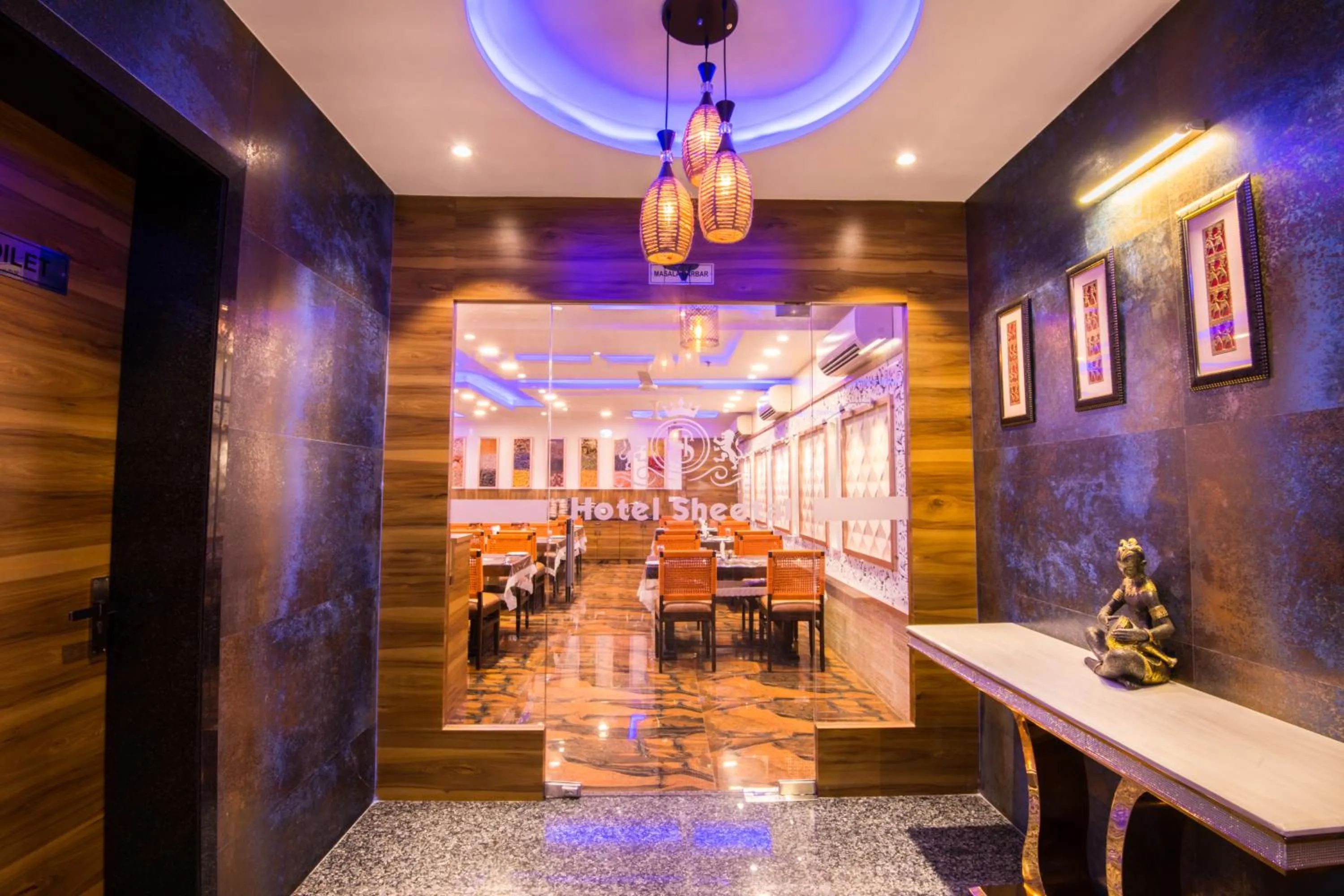 Restaurant/places to eat in Hotel Sheetal