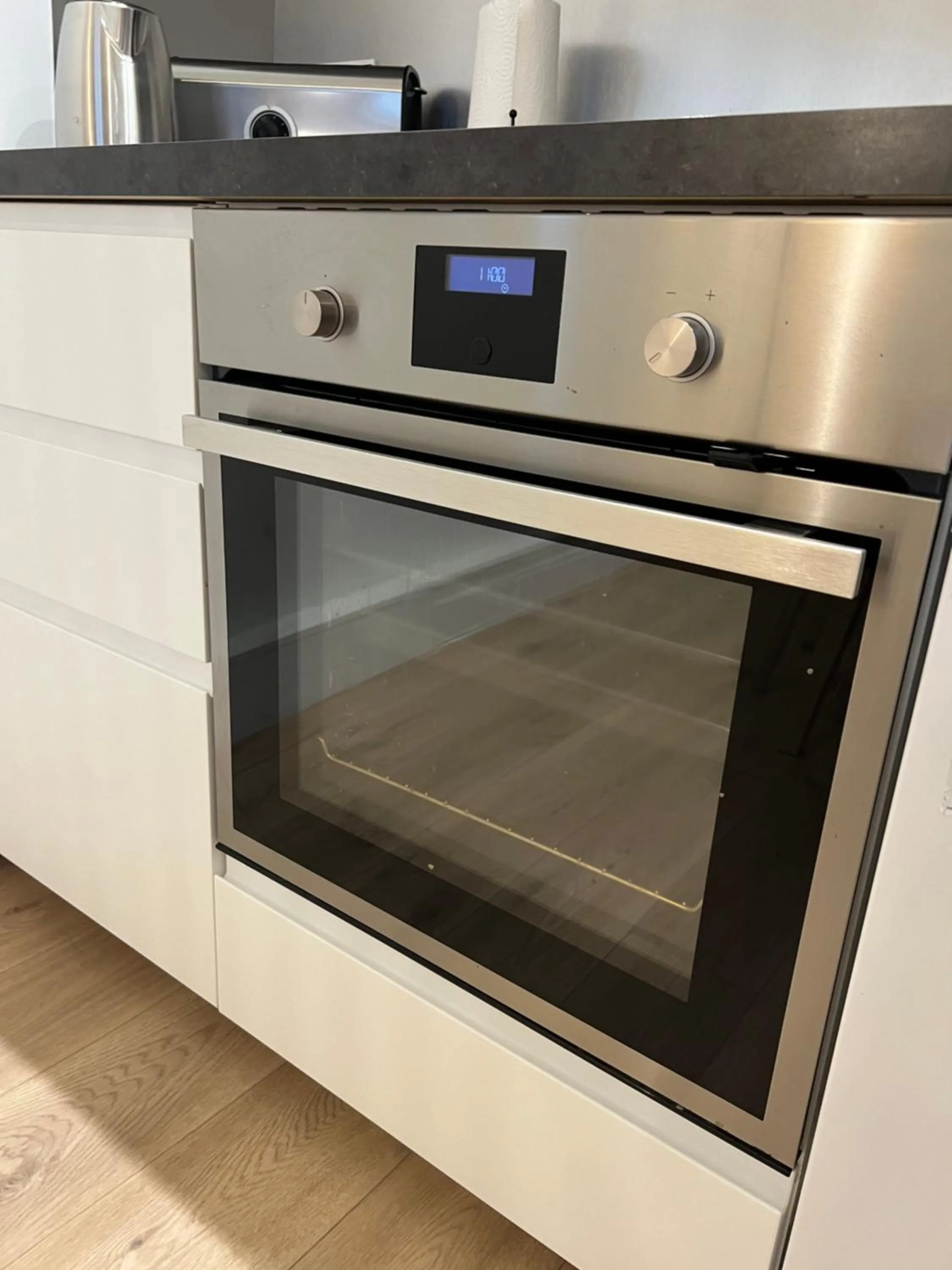oven in NOTRE DAME - STYLISH APARTMENT