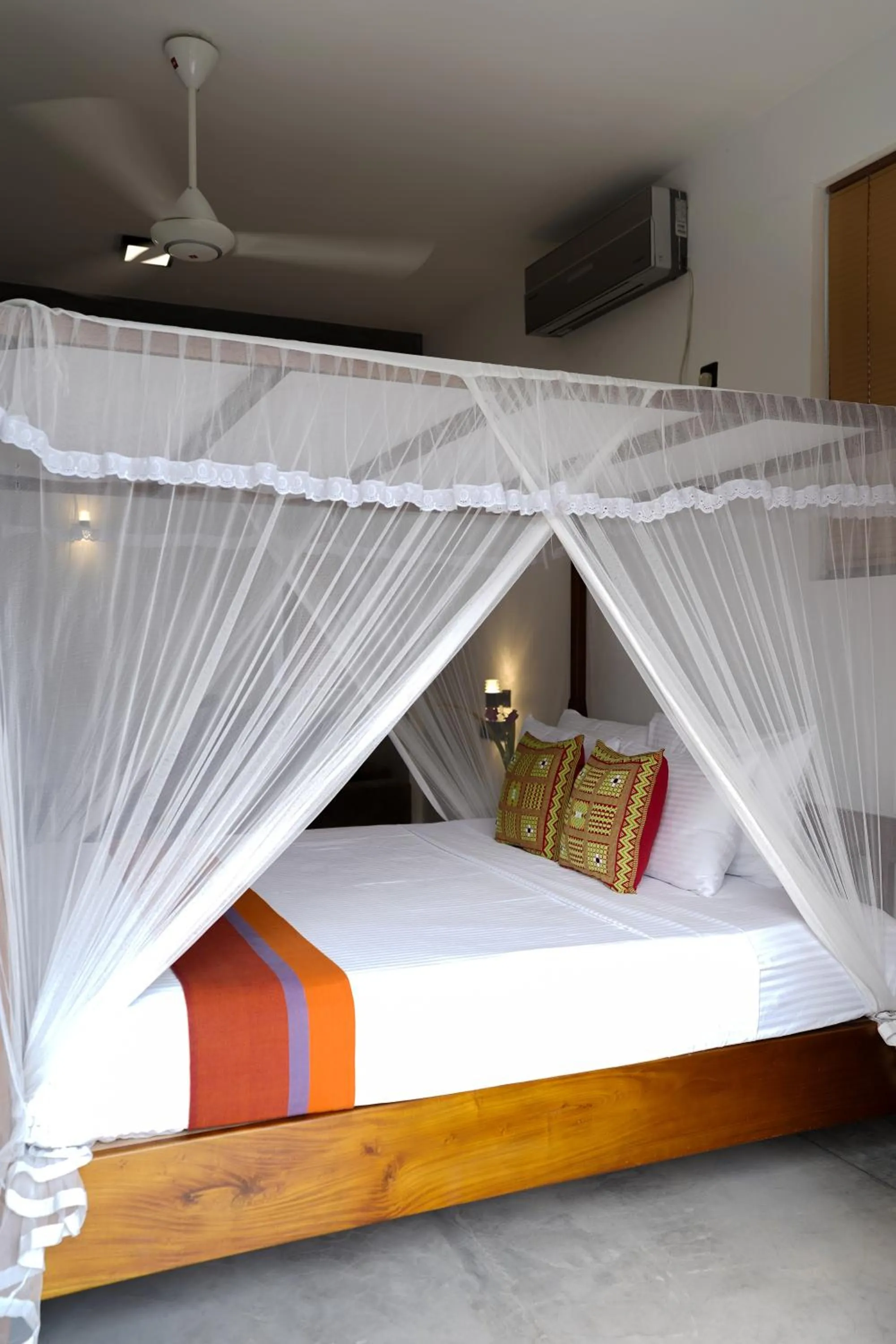 Photo of the whole room, Bed in Hanthana House