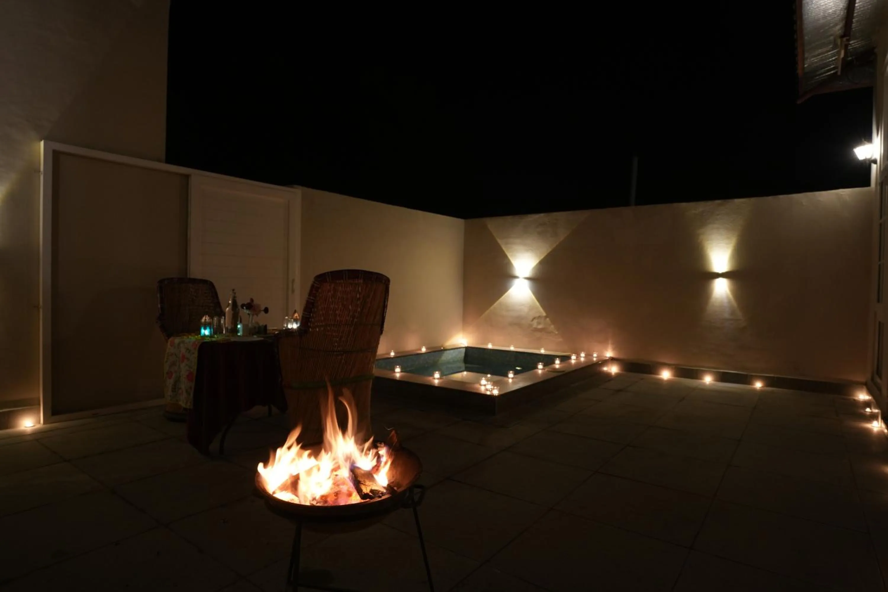 Dining area in Astroport Sariska Treetop by Eight Continents