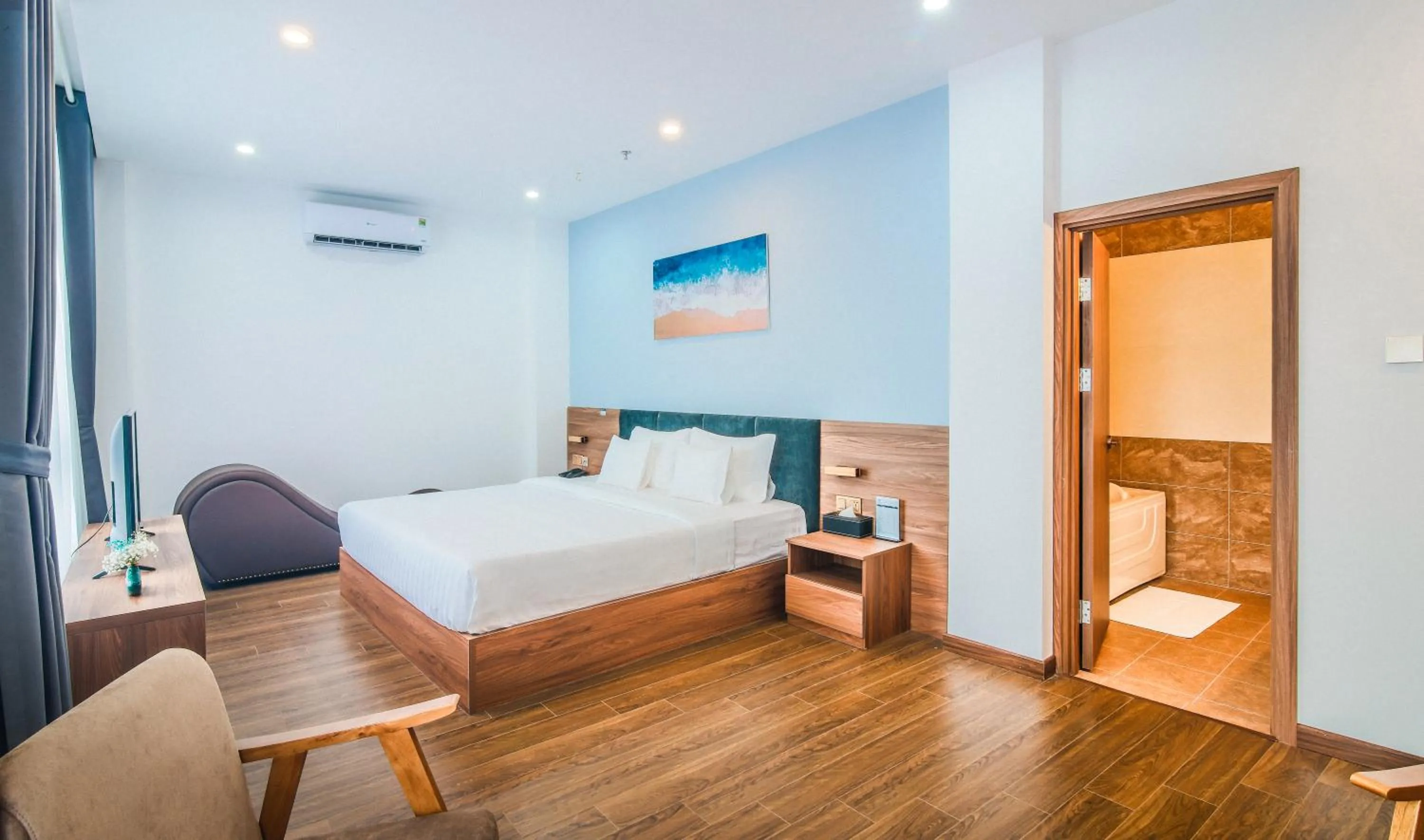 Bed in Grand Lee Hotel