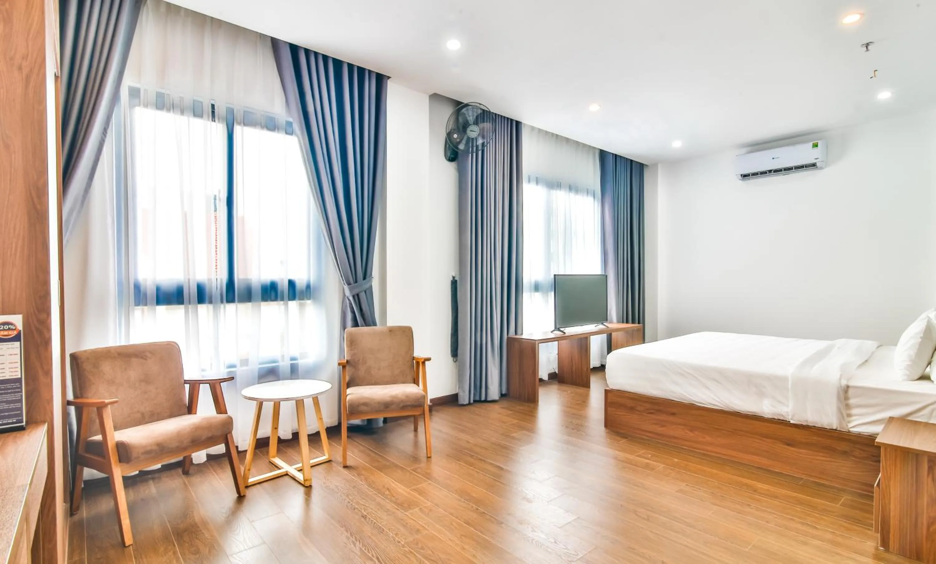 Bathroom, Bed in Grand Lee Hotel