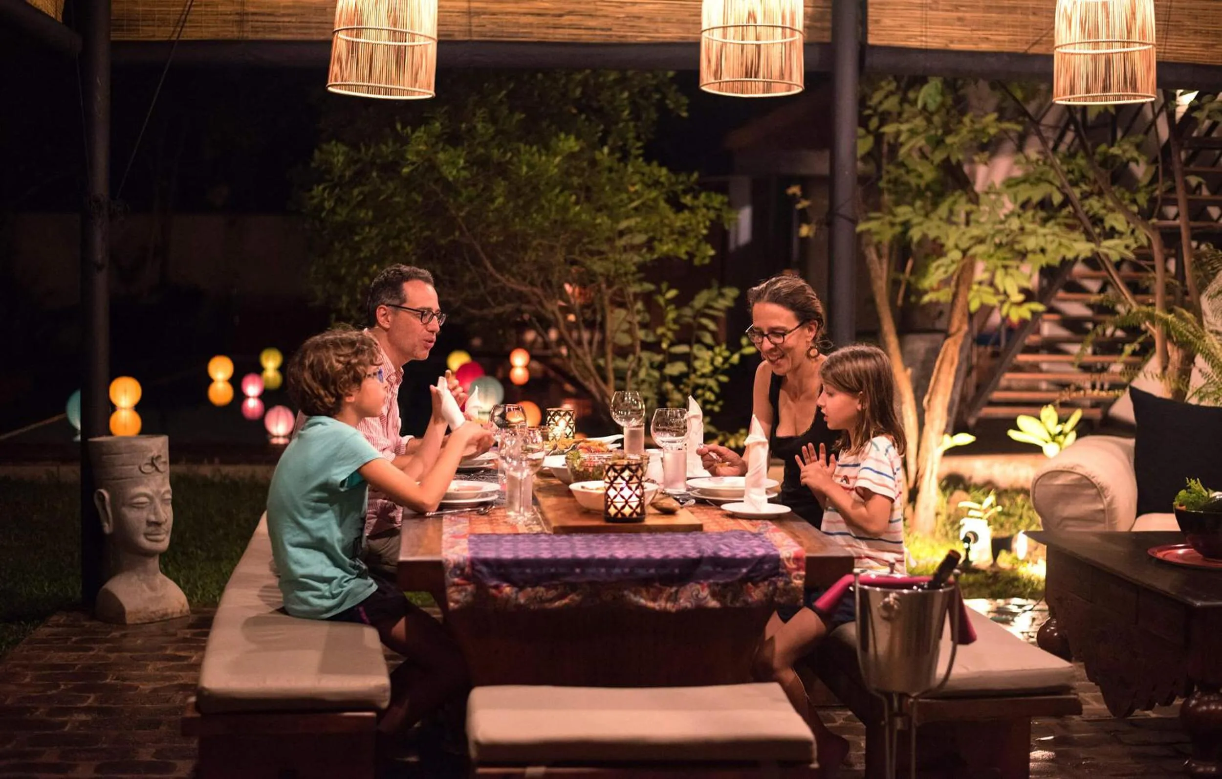 Restaurant/places to eat in Villa Hundira