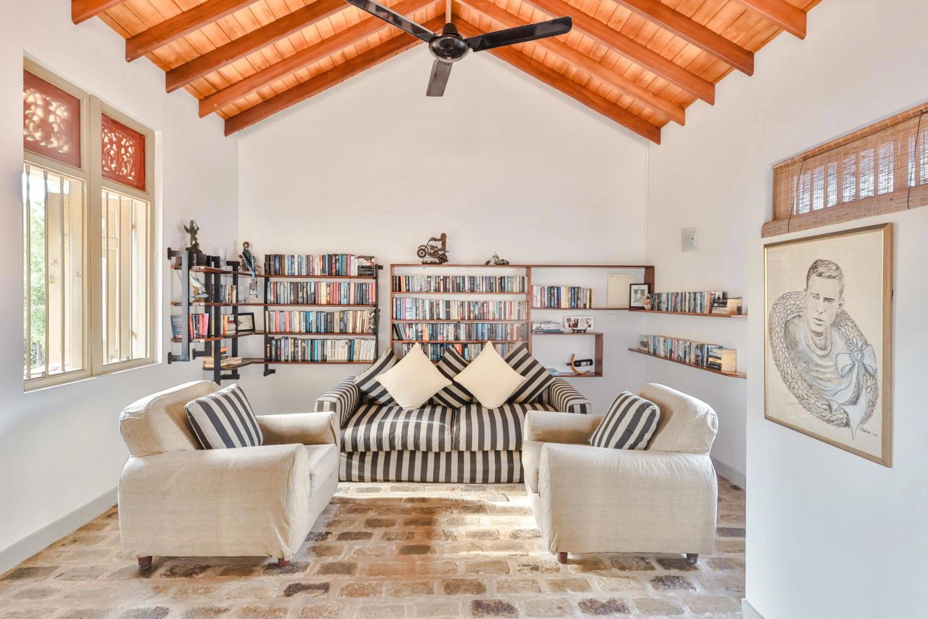 Library in Villa Hundira