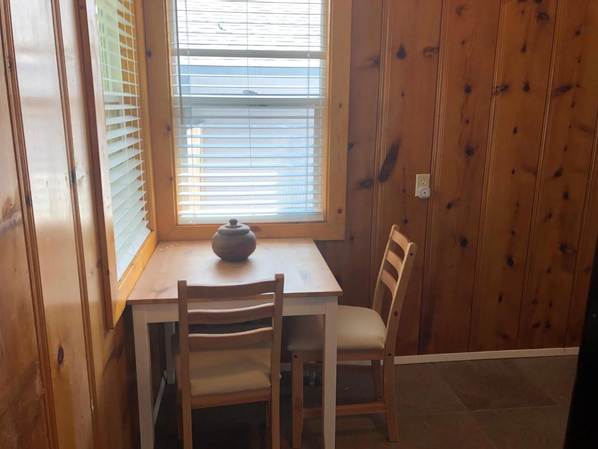 Dining area in Clearlake Cabins & Boat Parking
